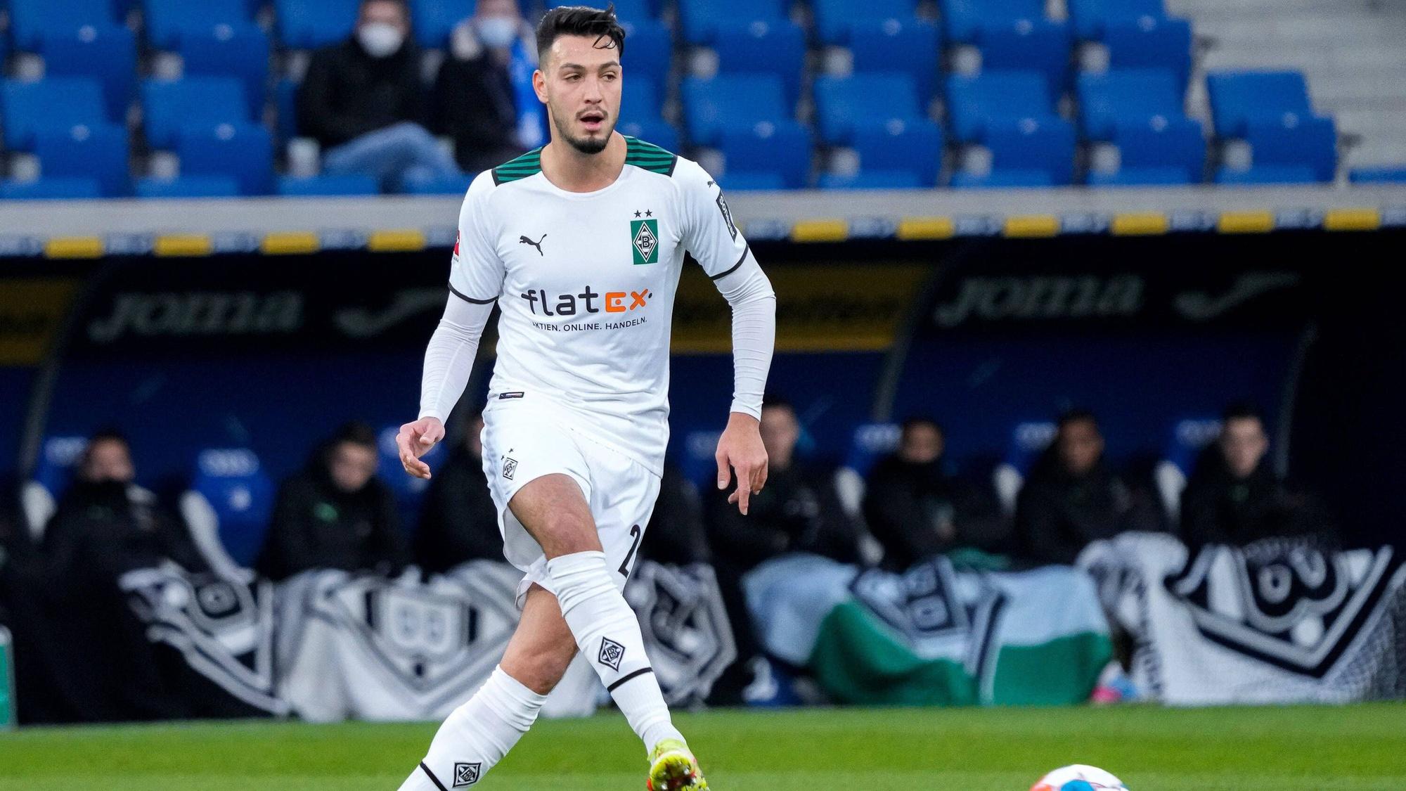 Ramy Bensebaini von Borussia Mönchengladbach schießt im Bundesligaspiel seines Teams gegen die TSG Hoffenheim am 18. Dezember 2021, den Ball.