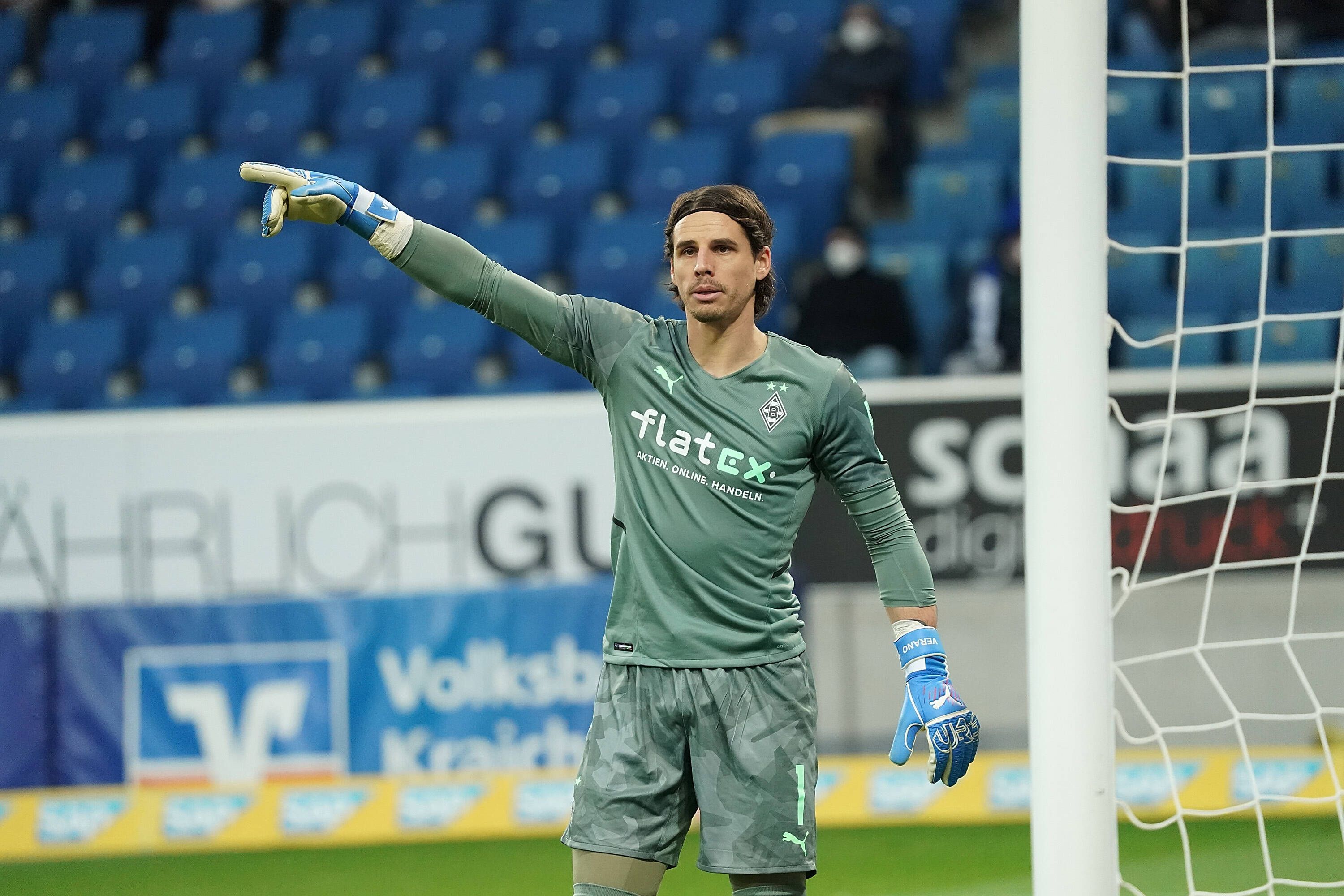 Yann Sommer von Borussia Mönchengladbach, mit ausgestrecktem Arm im Bundesligaspiel in Hoffenheim am 18. Dezember 2021.