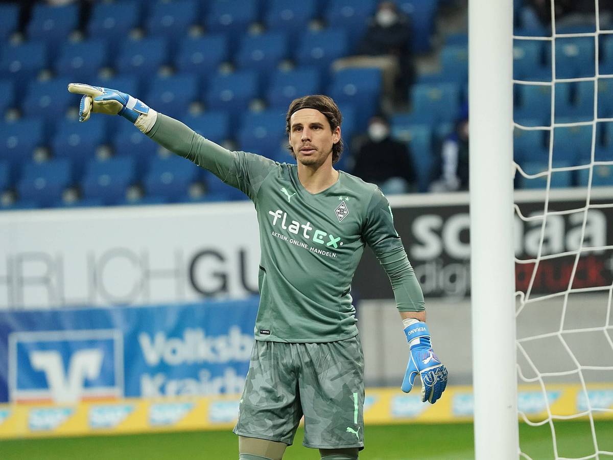 Yann Sommer von Borussia Mönchengladbach, mit ausgestrecktem Arm im Bundesligaspiel in Hoffenheim am 18. Dezember 2021.