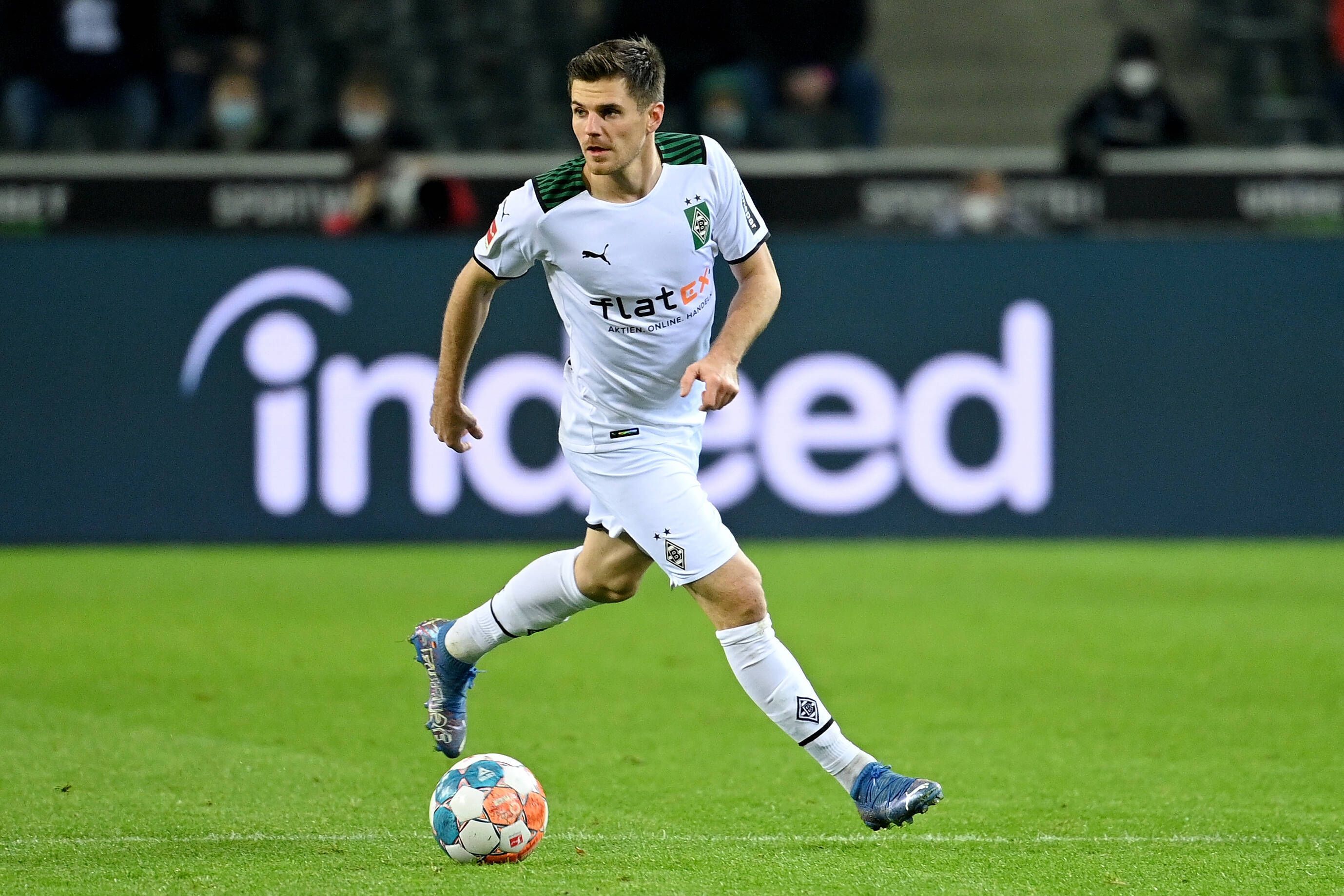 Jonas Hofmann von Borussia Mönchengladbach, hier am 5. Dezember 2021 im Spiel gegen den SC Freiburg, läuft mit dem Ball.
