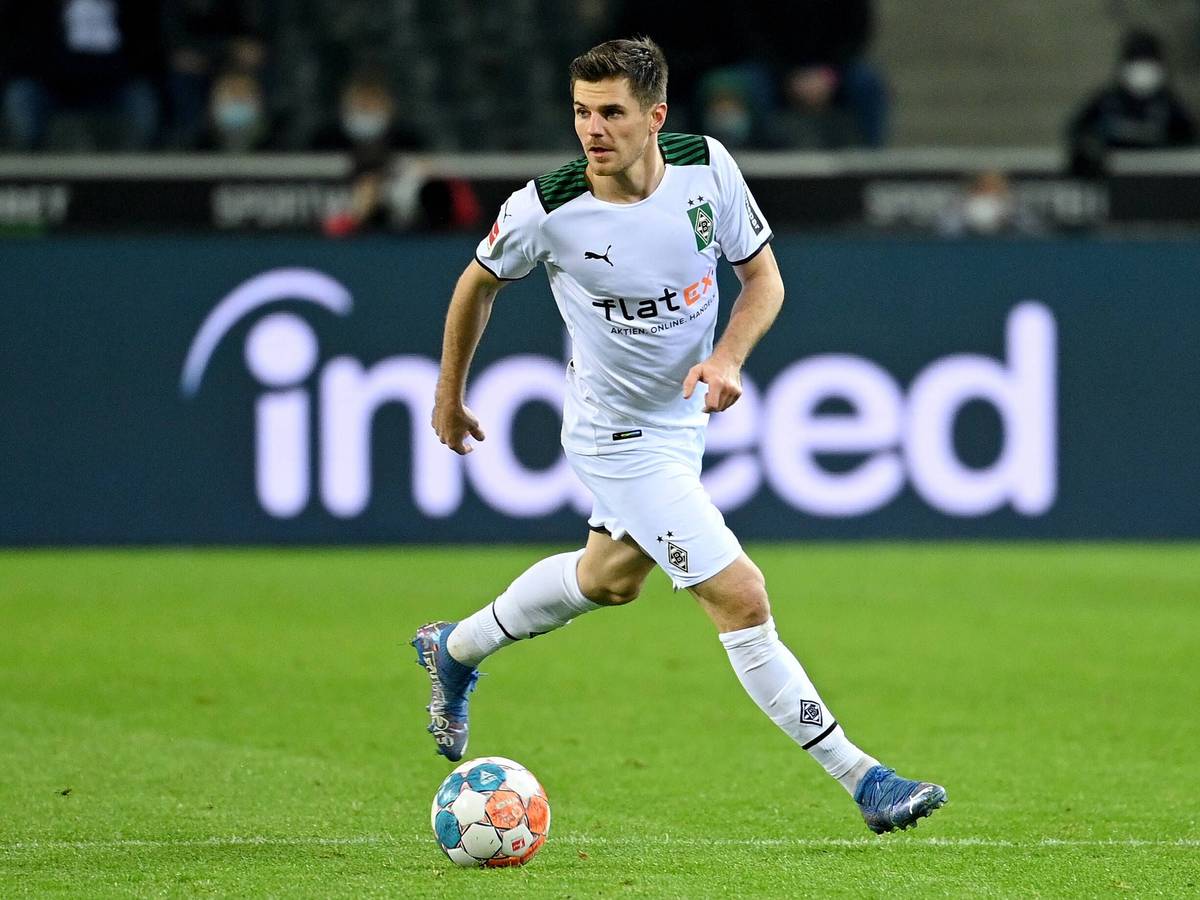 Jonas Hofmann von Borussia Mönchengladbach, hier am 5. Dezember 2021 im Spiel gegen den SC Freiburg, läuft mit dem Ball.