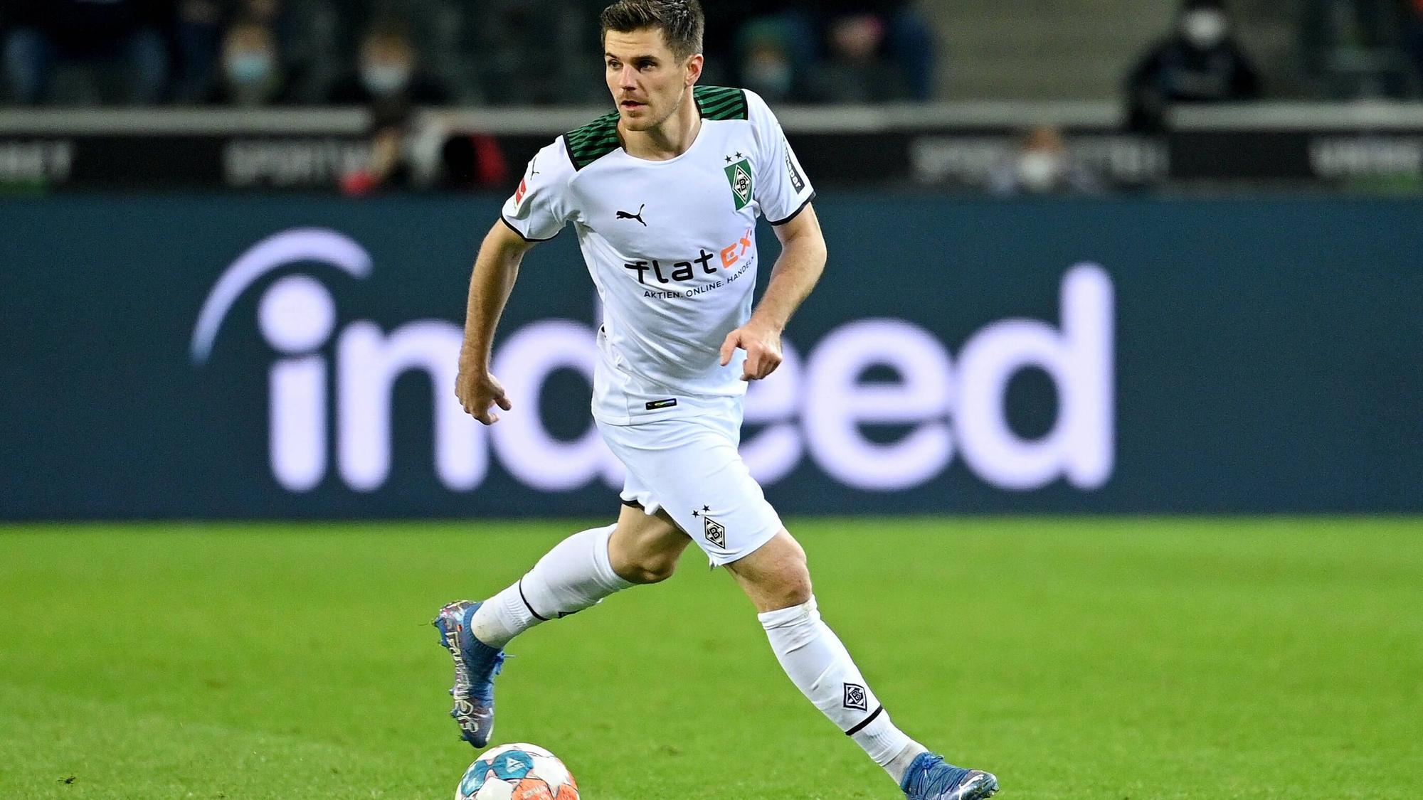 Jonas Hofmann von Borussia Mönchengladbach, hier am 5. Dezember 2021 im Spiel gegen den SC Freiburg, läuft mit dem Ball.