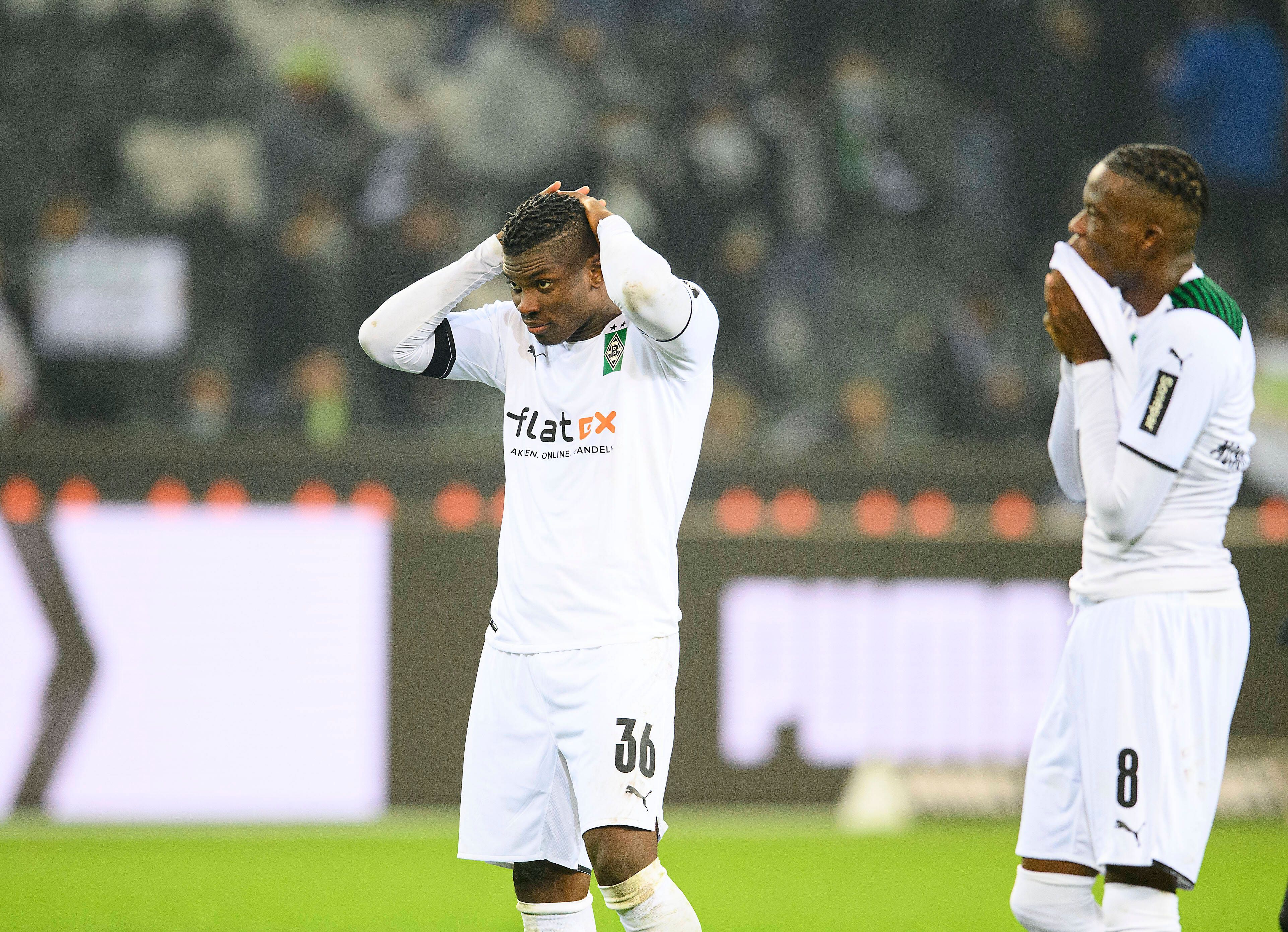Breel Embolo und Denis Zakaria von Borussia Mönchengladbach schlagen nach der Niederlage gegen Eintracht Frankfurt am 15. Dezember 2021 im Borussia-Park enttäuscht die Hände über dem Kopf zusammen.