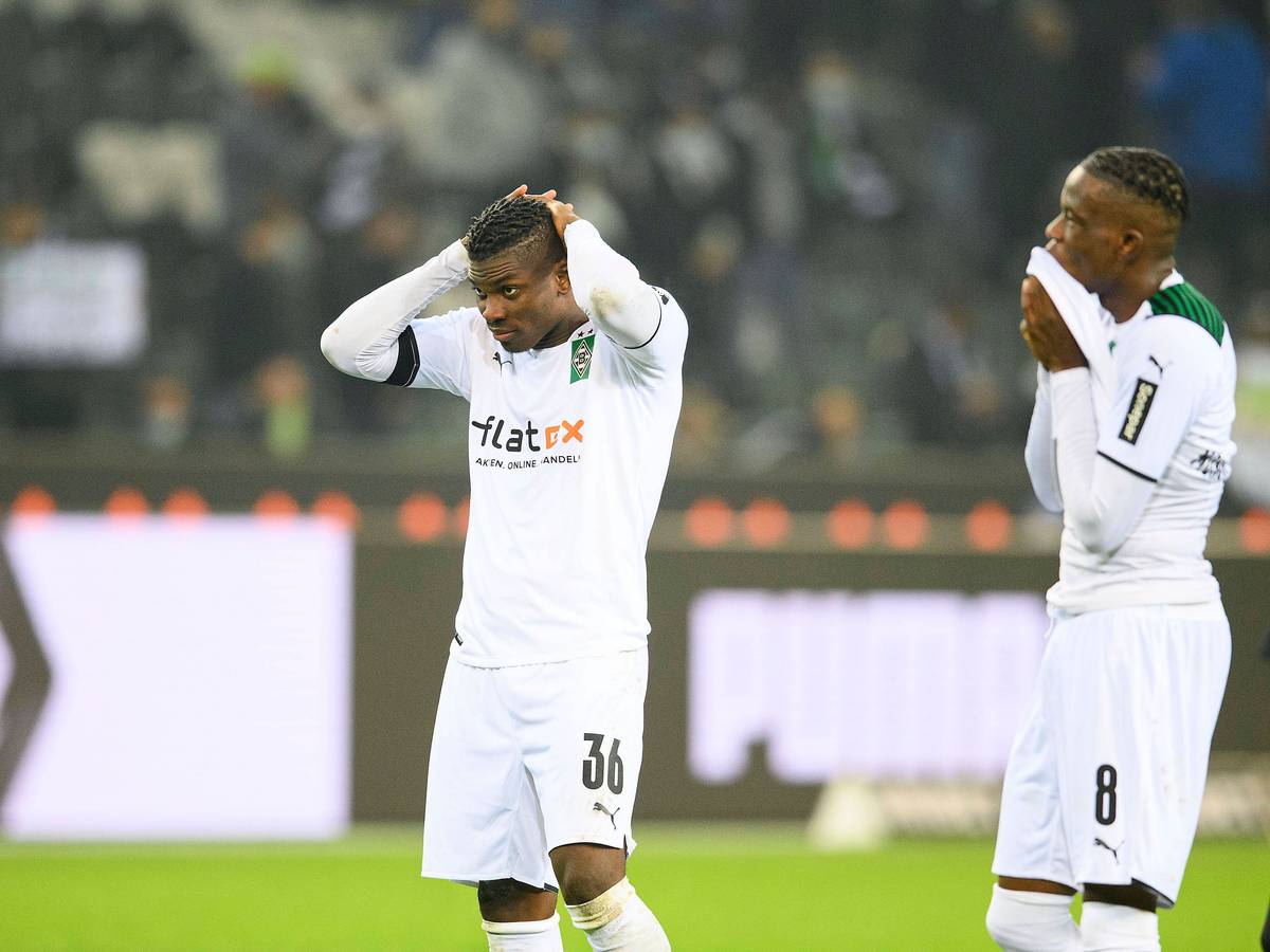 Breel Embolo und Denis Zakaria von Borussia Mönchengladbach schlagen nach der Niederlage gegen Eintracht Frankfurt am 15. Dezember 2021 im Borussia-Park enttäuscht die Hände über dem Kopf zusammen.