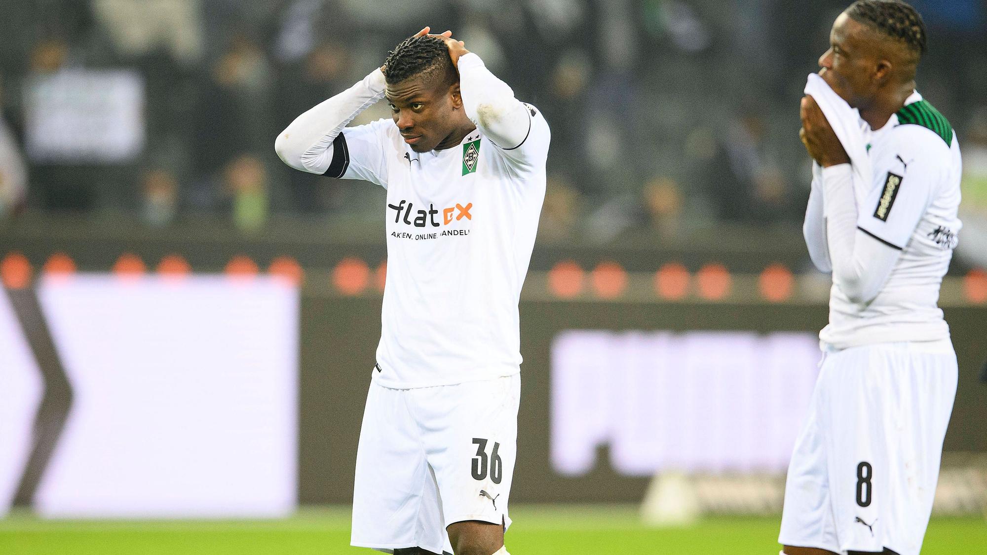 Breel Embolo und Denis Zakaria von Borussia Mönchengladbach schlagen nach der Niederlage gegen Eintracht Frankfurt am 15. Dezember 2021 im Borussia-Park enttäuscht die Hände über dem Kopf zusammen.