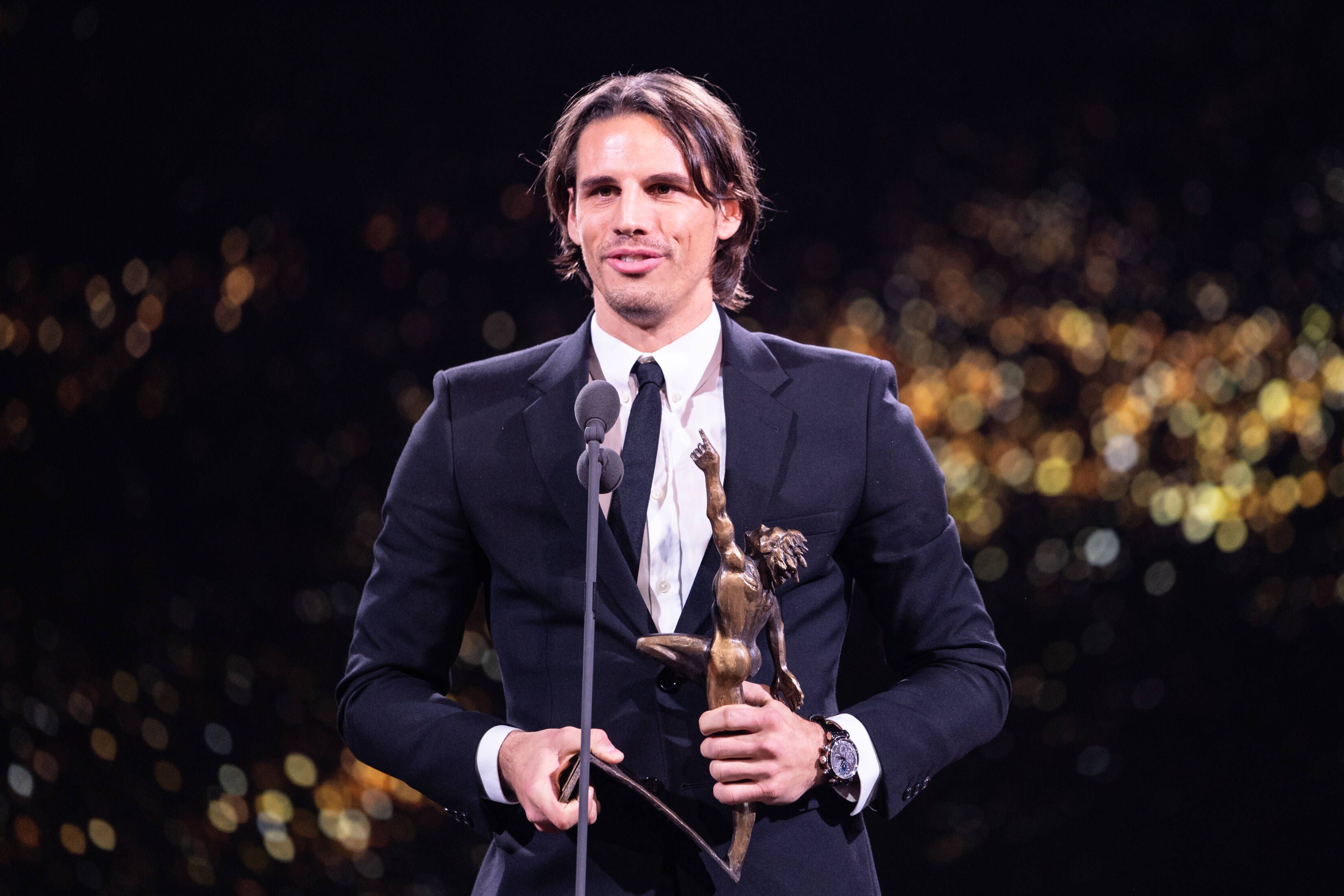 Yann Sommer von Borussia Mönchengladbach nimmt bei den Swiss Sports Awards am 12. Dezember 2021 in Zürich seinen Preis entgegen und hält auf der Bühne eine Rede.