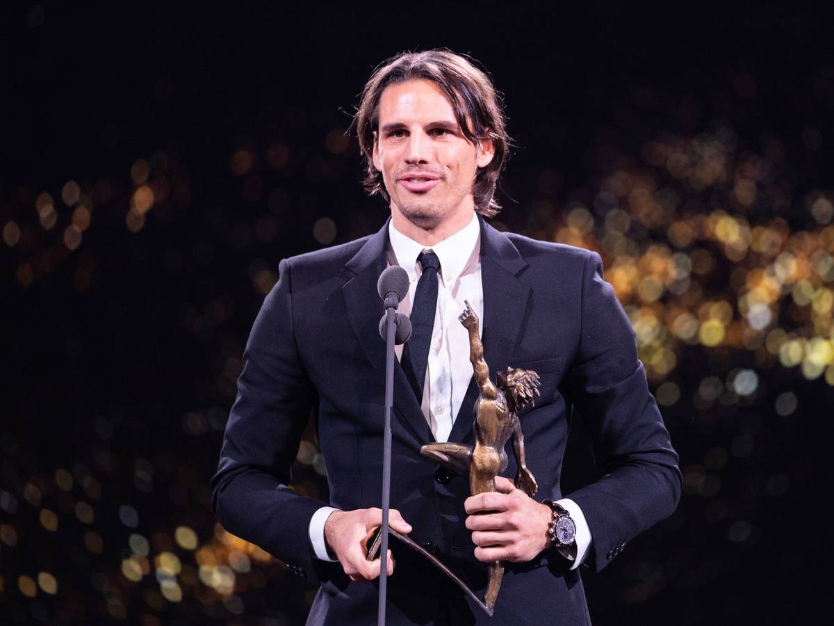 Yann Sommer von Borussia Mönchengladbach nimmt bei den Swiss Sports Awards am 12. Dezember 2021 in Zürich seinen Preis entgegen und hält auf der Bühne eine Rede.