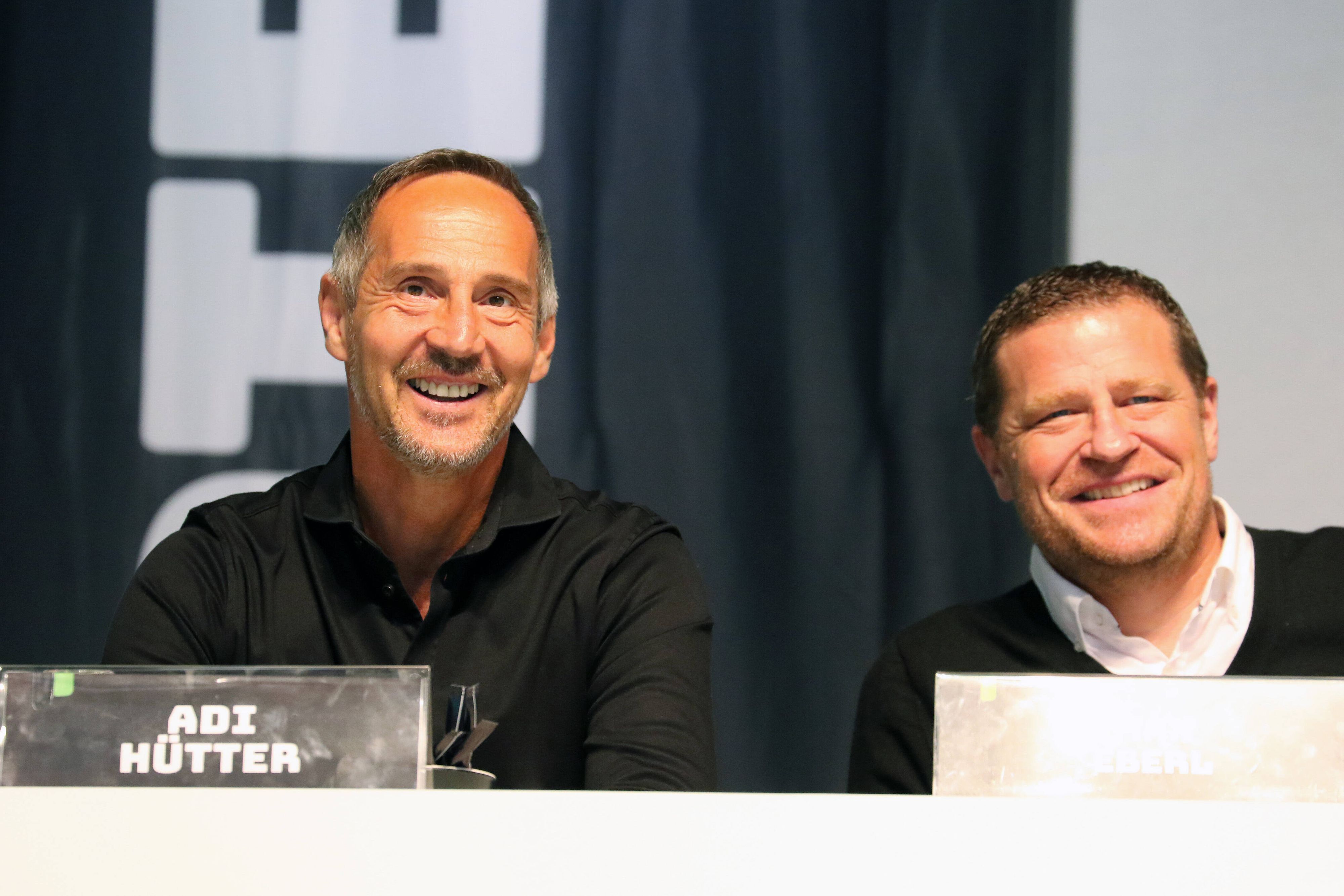 Gladbach-Trainer Adi Hütter (l.) und Manager Max Eberl (r.) lachend auf der Mitgliederversammlung des Klubs am 10. August 2021 im Borussia-Park.