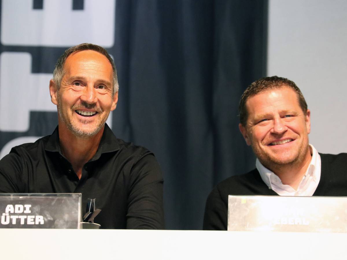 Gladbach-Trainer Adi Hütter (l.) und Manager Max Eberl (r.) lachend auf der Mitgliederversammlung des Klubs am 10. August 2021 im Borussia-Park.