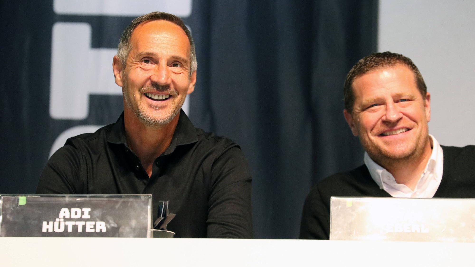 Gladbach-Trainer Adi Hütter (l.) und Manager Max Eberl (r.) lachend auf der Mitgliederversammlung des Klubs am 10. August 2021 im Borussia-Park.
