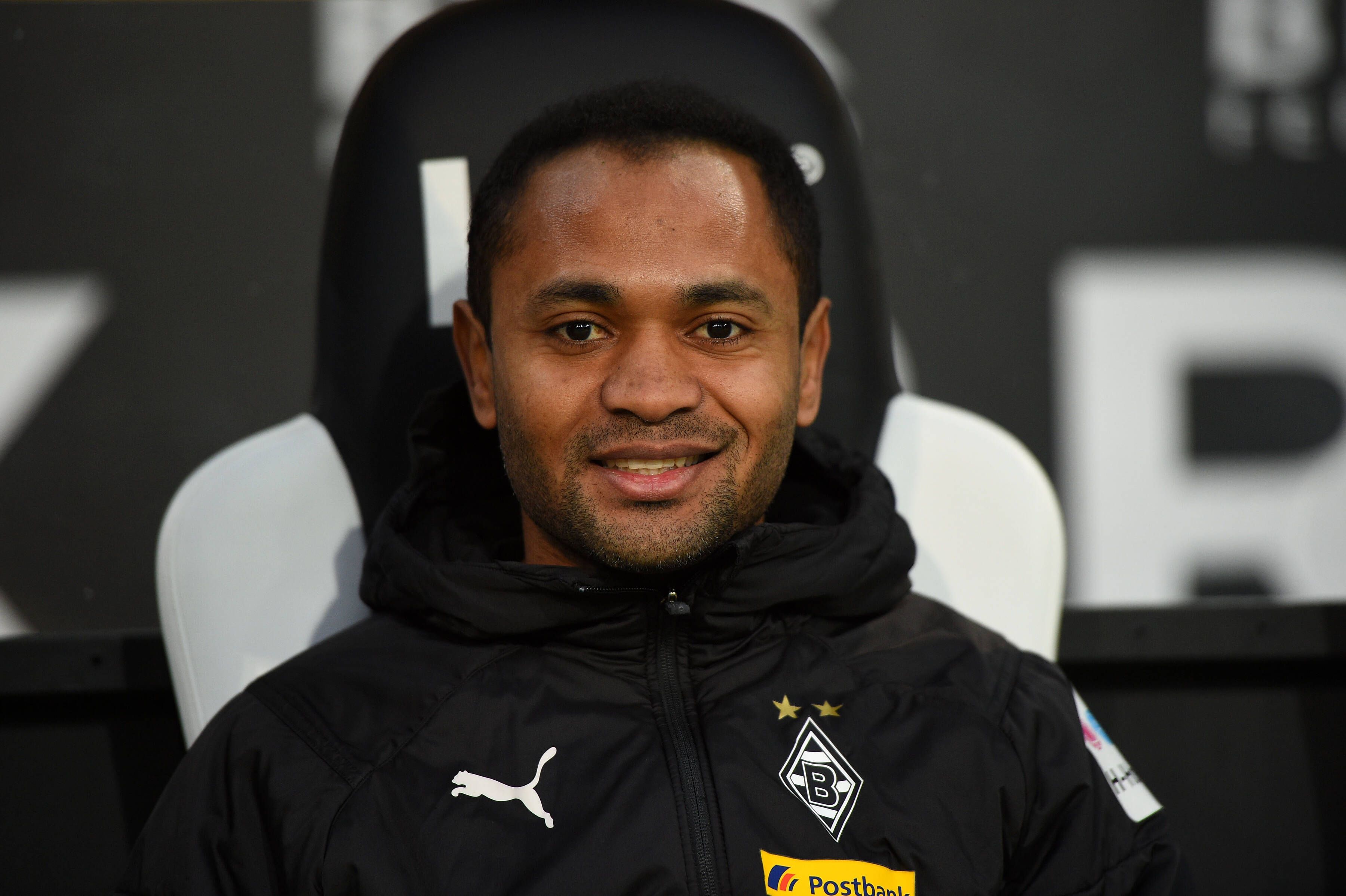 Raffael, ehemaliger Spieler von Borussia Mönchengladbach, sitzt lächelnd am 11. März 2020 auf der Auswechselbank im Borussia-Park und schaut in die Kamera.