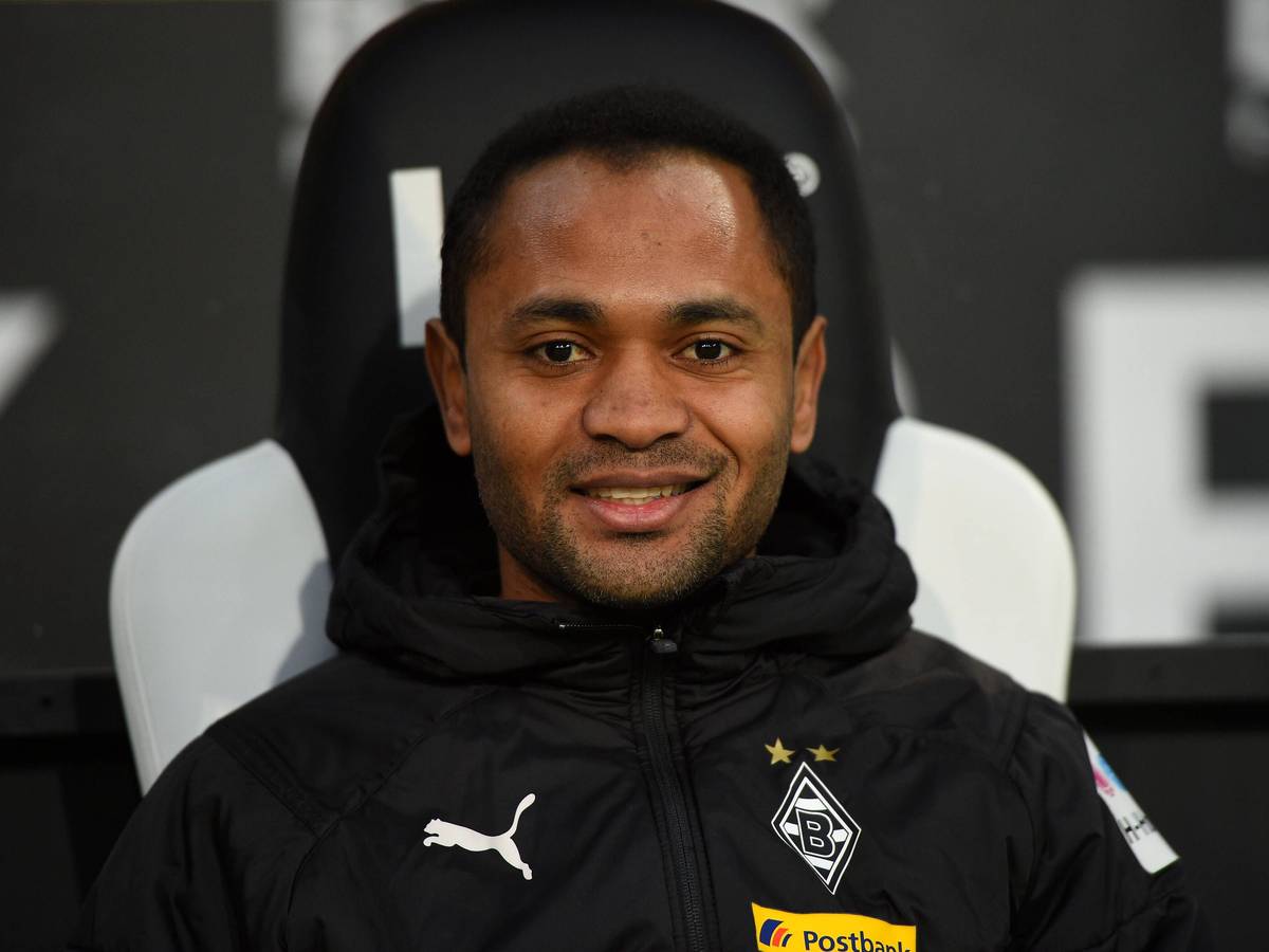 Raffael, ehemaliger Spieler von Borussia Mönchengladbach, sitzt lächelnd am 11. März 2020 auf der Auswechselbank im Borussia-Park und schaut in die Kamera.