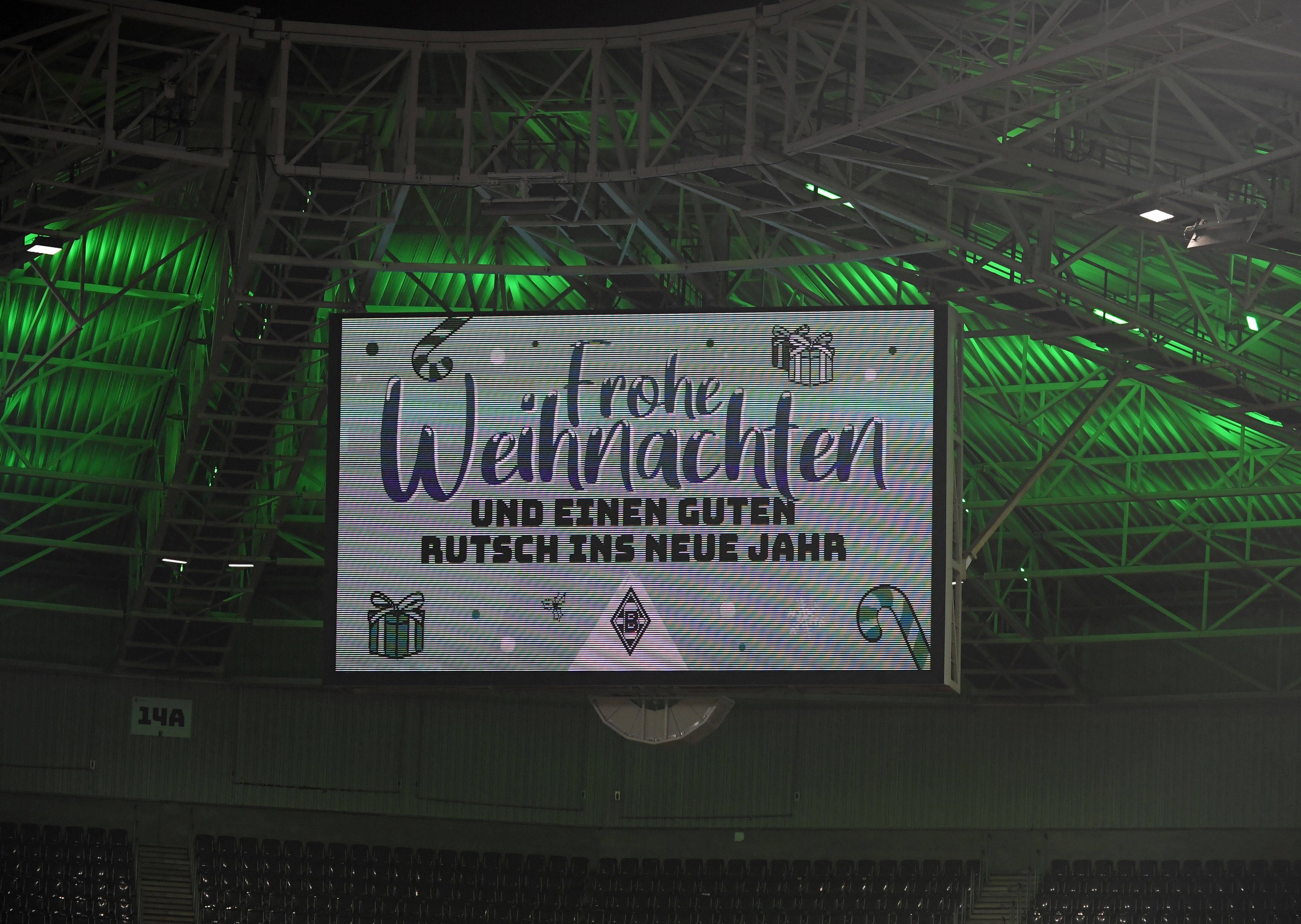 Das Foto zeigt die Anzeigetafel im Borussia-Park nach dem Spiel am 15. Dezember 2021 gegen Eintracht Frankfurt, auf der ebenfalls Weihnachtswünsche eingeblendet werden.
