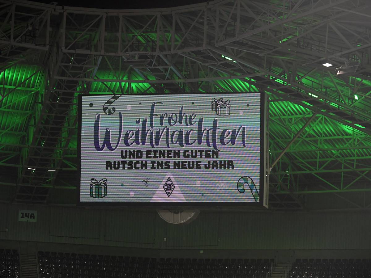 Das Foto zeigt die Anzeigetafel im Borussia-Park nach dem Spiel am 15. Dezember 2021 gegen Eintracht Frankfurt, auf der ebenfalls Weihnachtswünsche eingeblendet werden.