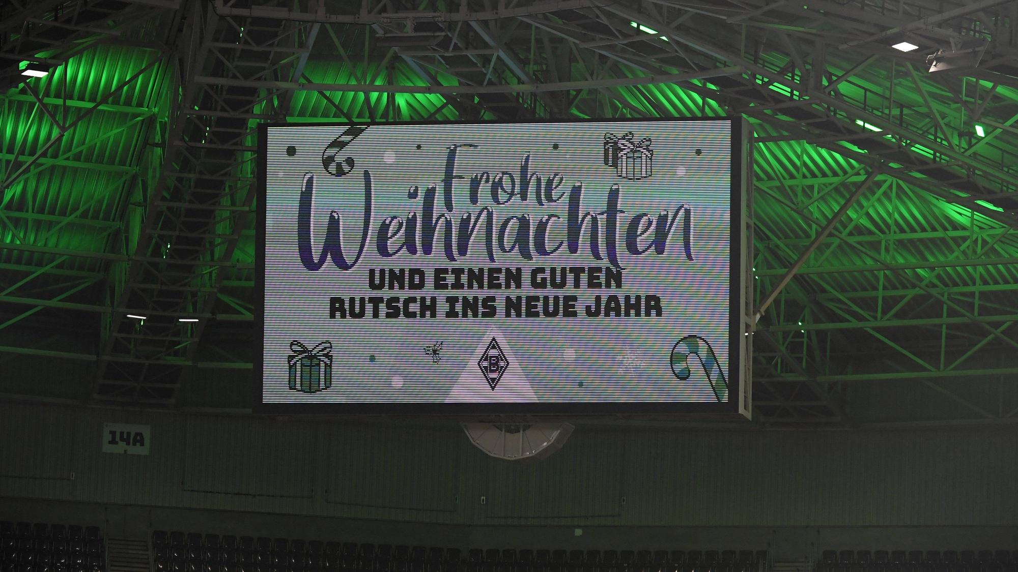Das Foto zeigt die Anzeigetafel im Borussia-Park nach dem Spiel am 15. Dezember 2021 gegen Eintracht Frankfurt, auf der ebenfalls Weihnachtswünsche eingeblendet werden.