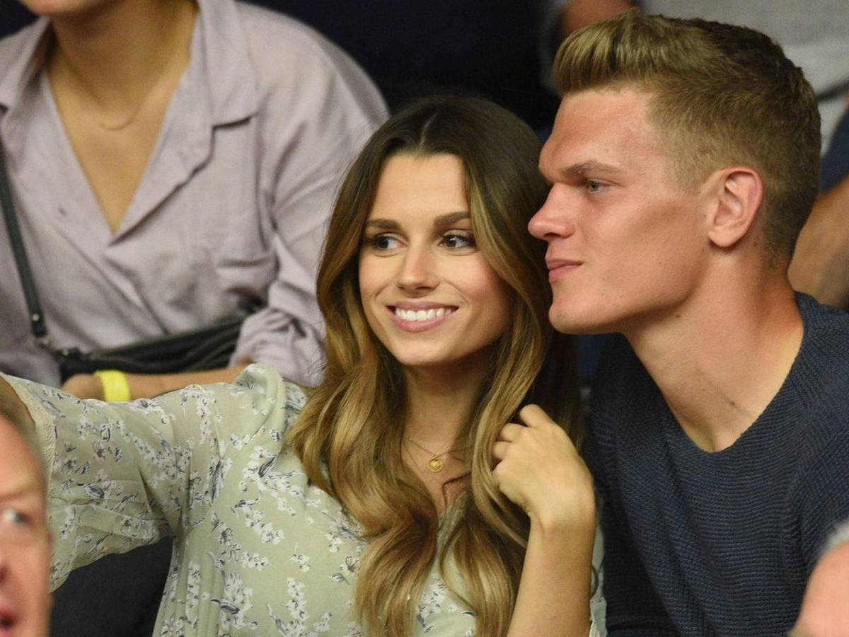Christina Raphaella und Matthias Ginter sind seit Freiburger Zeiten ein Paar. Auf diesem Foto machen die beiden ein Selfie.