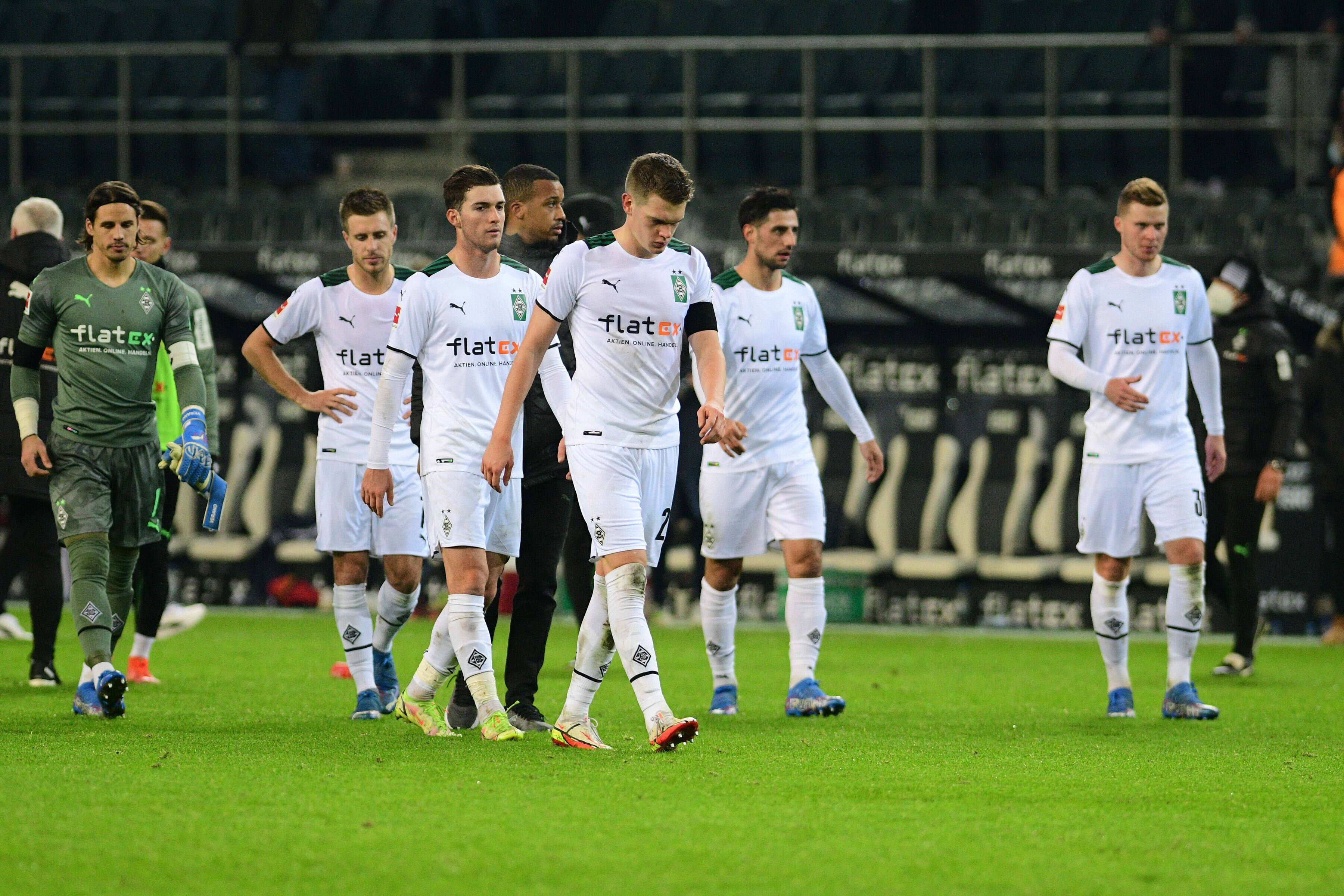 Borussia Mönchengladbachs Spieler verlassen nach dem 0:6-Debakel gegen den SC Freiburg am 5. Dezember 2021 enttäuscht den Platz im heimischen Borussia-Park.