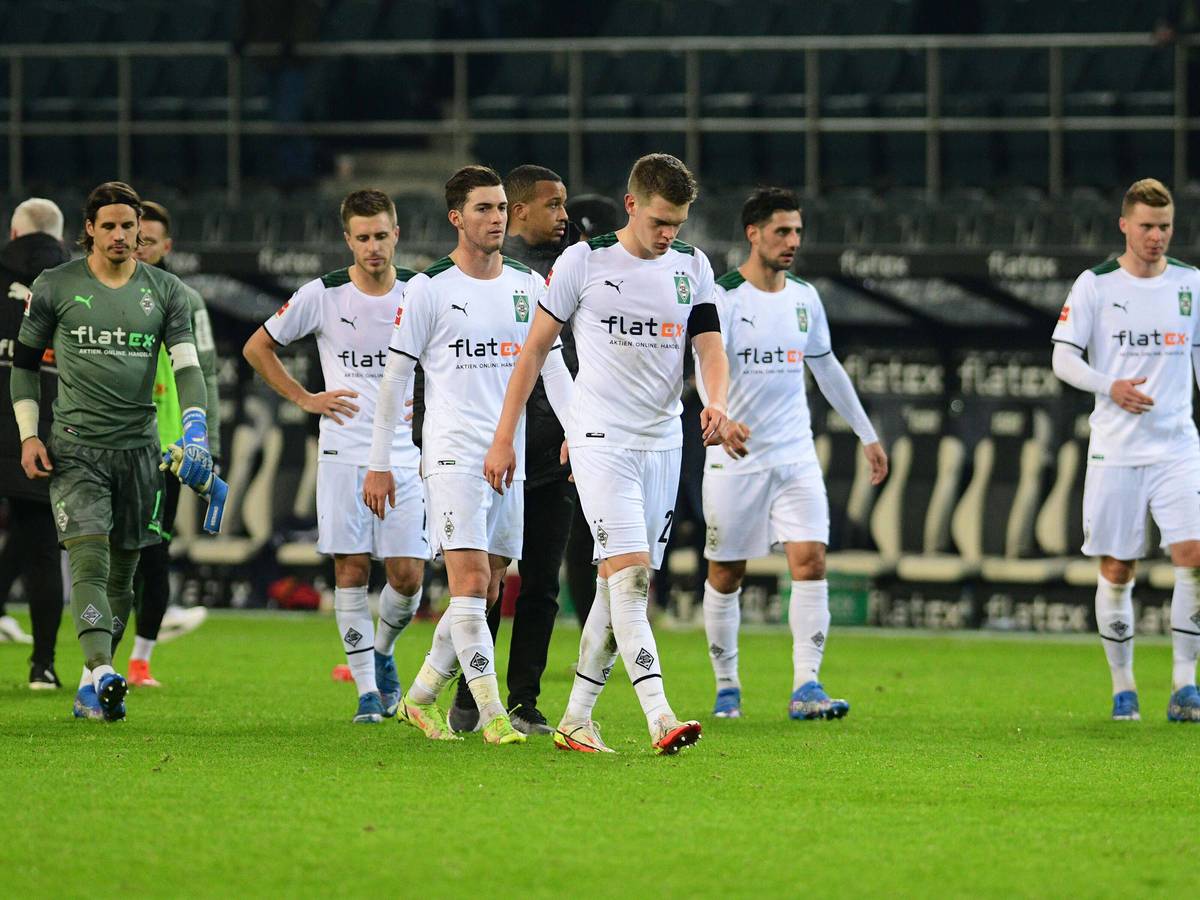 Borussia Mönchengladbachs Spieler verlassen nach dem 0:6-Debakel gegen den SC Freiburg am 5. Dezember 2021 enttäuscht den Platz im heimischen Borussia-Park.
