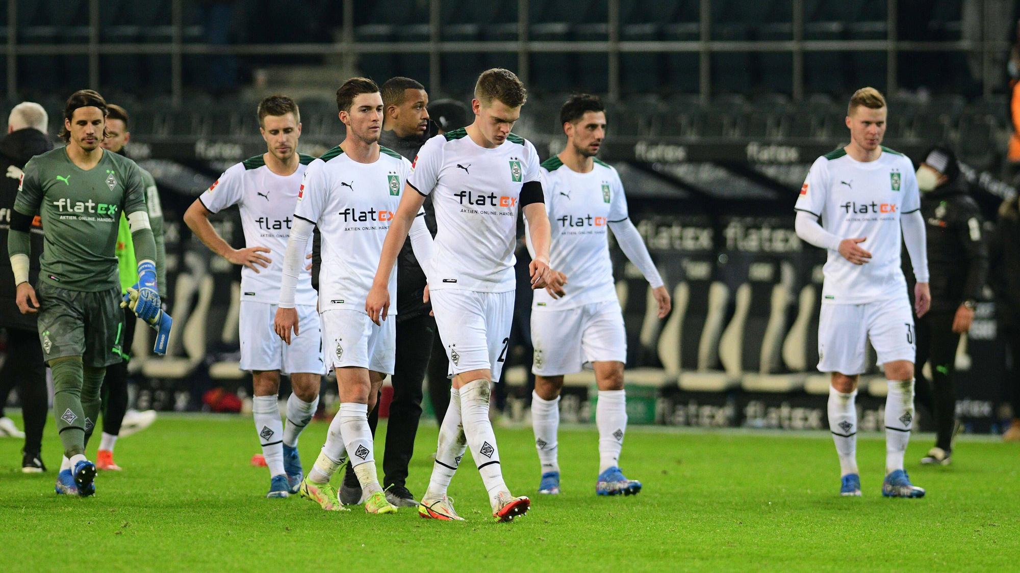 Borussia Mönchengladbachs Spieler verlassen nach dem 0:6-Debakel gegen den SC Freiburg am 5. Dezember 2021 enttäuscht den Platz im heimischen Borussia-Park.