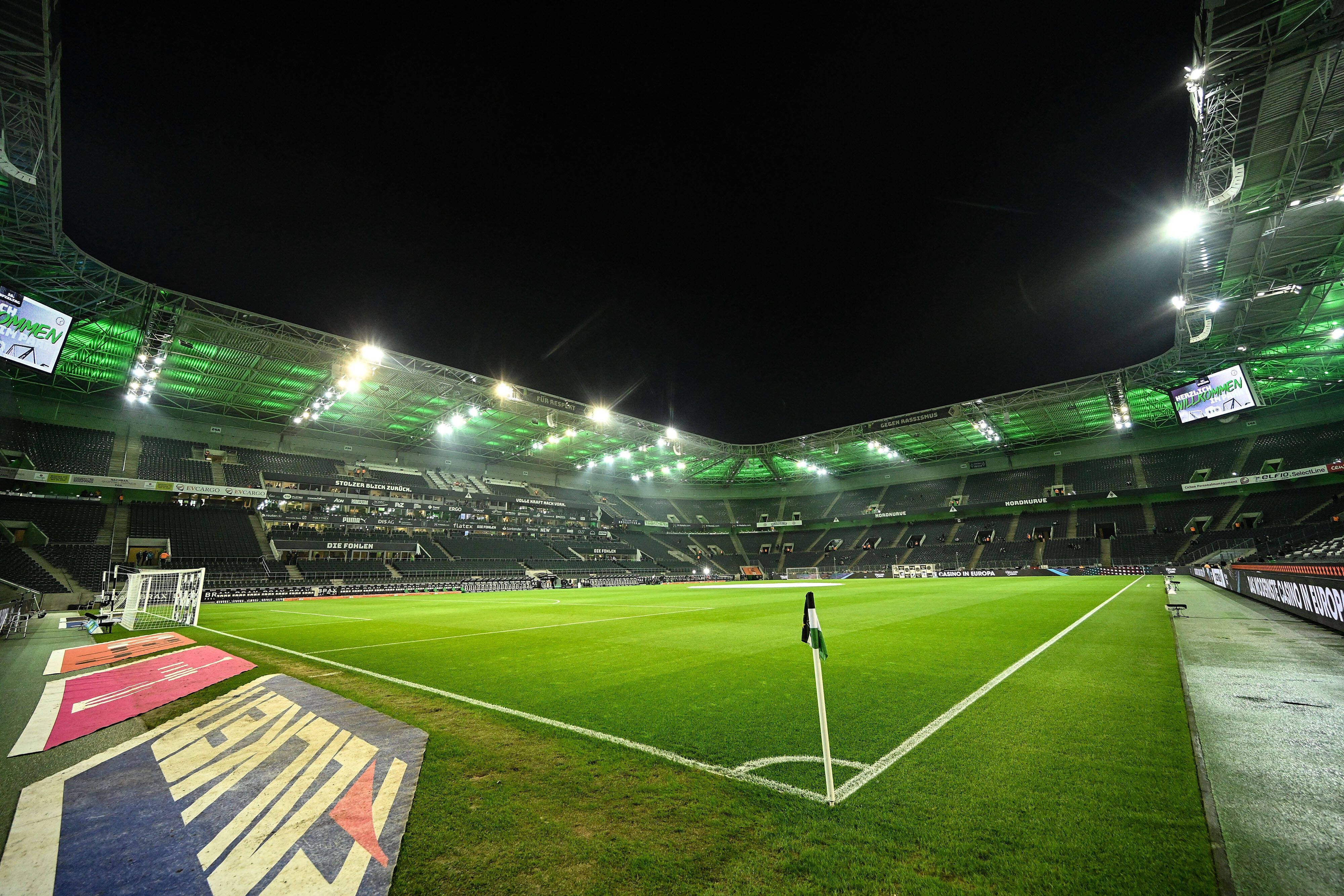 Am 15. Dezember 2021 spielte das Team von Borussia Mönchengladbach das letzte Heimspiel im Borussia-Park. Das Foto zeigt eine Ansicht des Platzes von der Eckfahne aus.