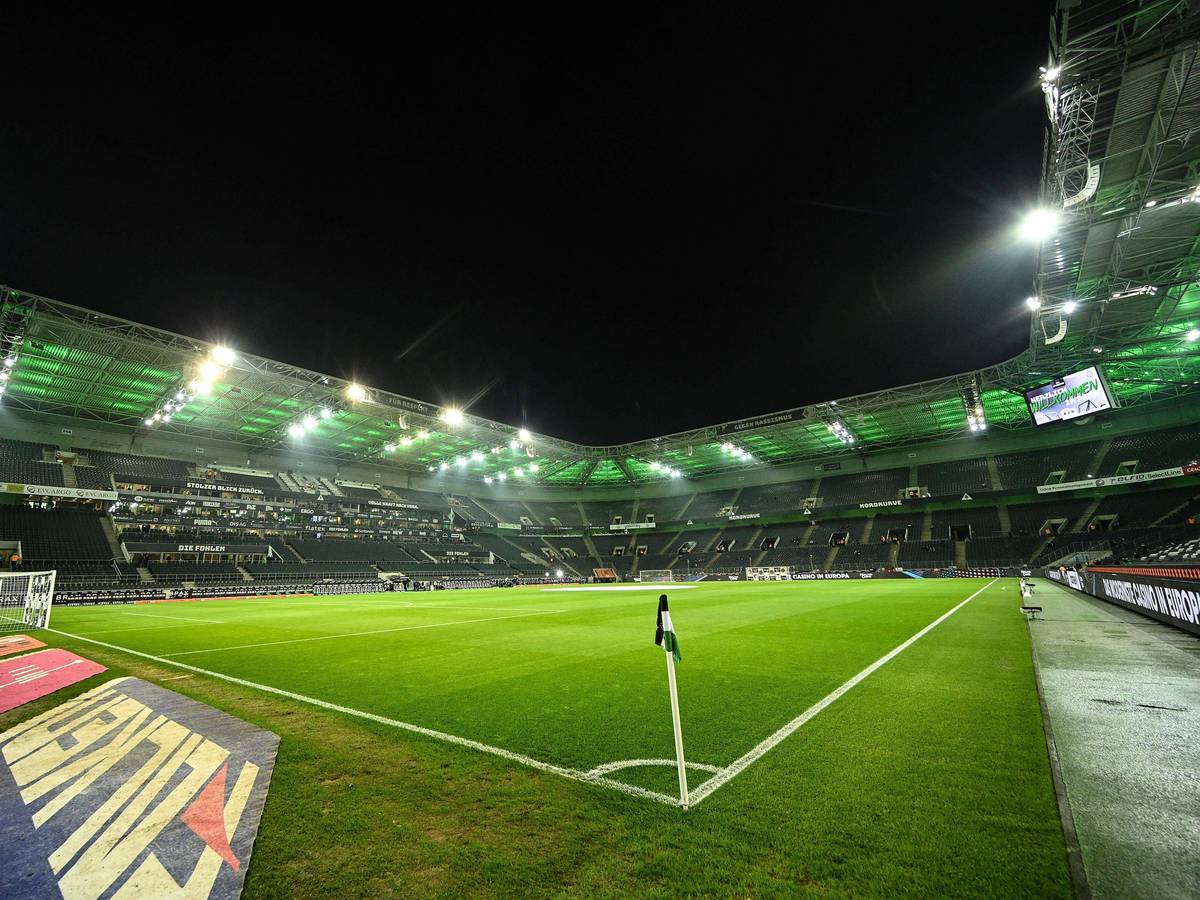 Am 15. Dezember 2021 spielte das Team von Borussia Mönchengladbach das letzte Heimspiel im Borussia-Park. Das Foto zeigt eine Ansicht des Platzes von der Eckfahne aus.