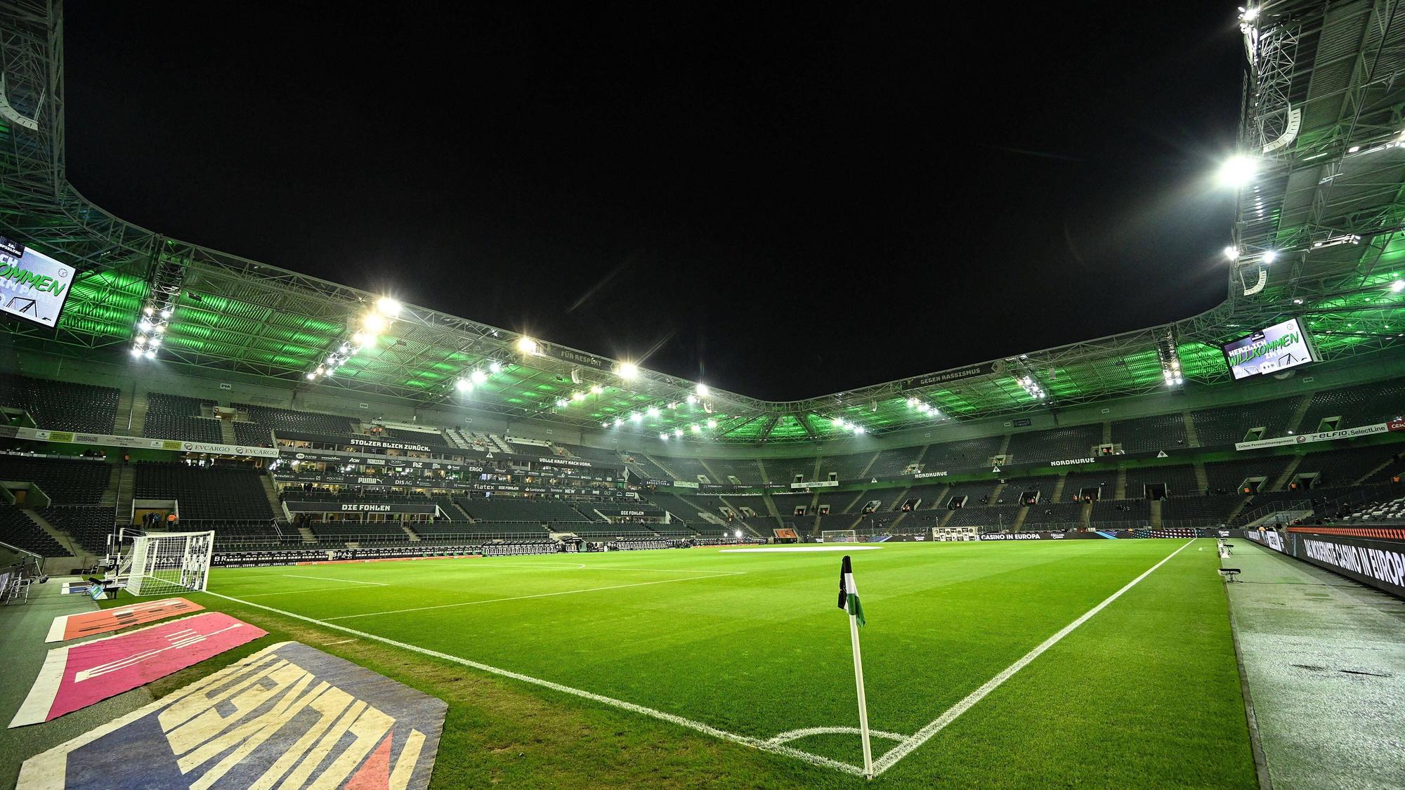 Am 15. Dezember 2021 spielte das Team von Borussia Mönchengladbach das letzte Heimspiel im Borussia-Park. Das Foto zeigt eine Ansicht des Platzes von der Eckfahne aus.