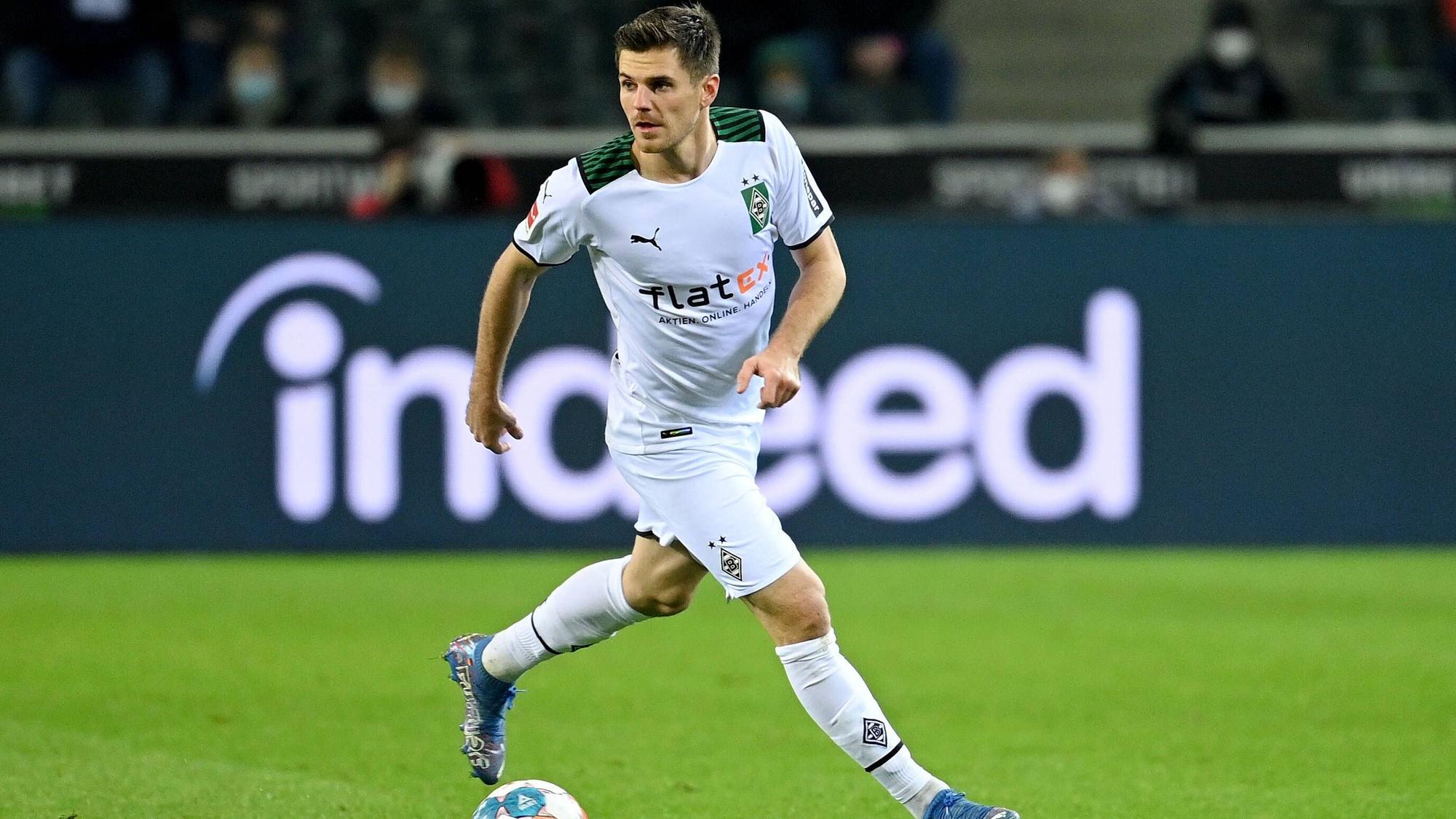 DFB-Nationalspieler Jonas Hofmann im Bundesliga-Einsatz für Borussia Mönchengladbach. Auf diesem Foto ist der Offensiv-Akteur am 5. Dezember 2021 im Spiel gegen den SC Freiburg im Borussia-Park zu sehen. Hofmann hat den Ball am Fuß und schaut auf das Spielfeld.