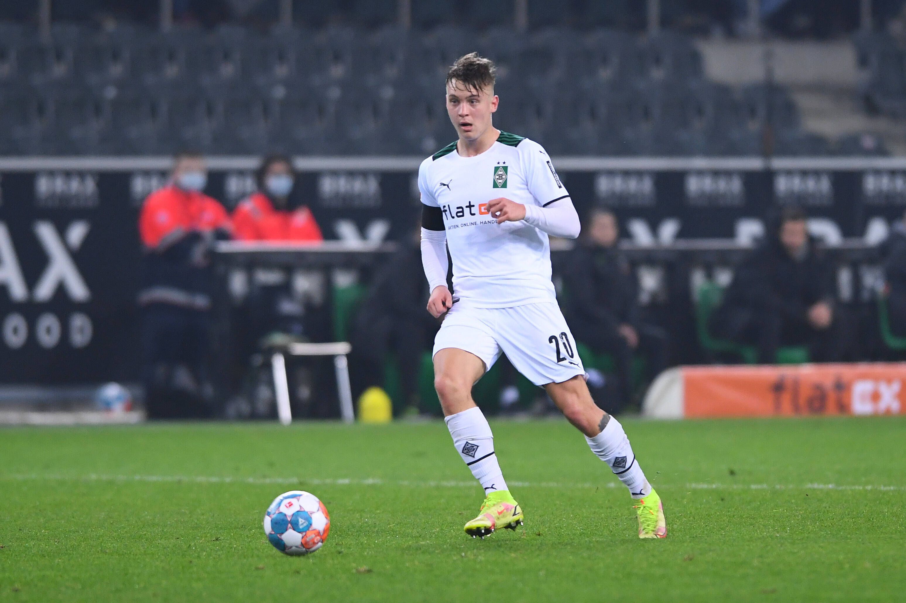 Luca Netz von Fußball-Bundesligist Borussia Mönchengladbach soll das Interesse von Manchester United geweckt haben. Auf diesem Foto ist das Top-Talent am 15. Dezember 2020 im Borussia-Park zu sehen. Netz treibt den Ball auf dem Spielfeld nach vorne.