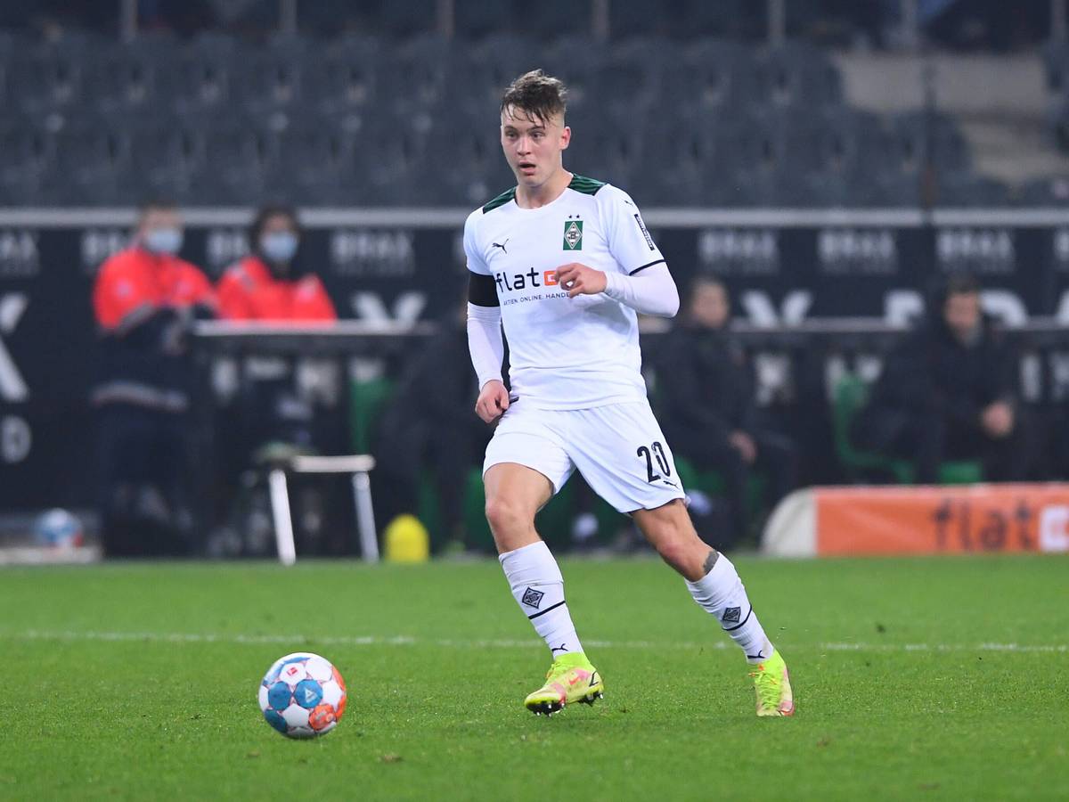 Luca Netz von Fußball-Bundesligist Borussia Mönchengladbach soll das Interesse von Manchester United geweckt haben. Auf diesem Foto ist das Top-Talent am 15. Dezember 2020 im Borussia-Park zu sehen. Netz treibt den Ball auf dem Spielfeld nach vorne.