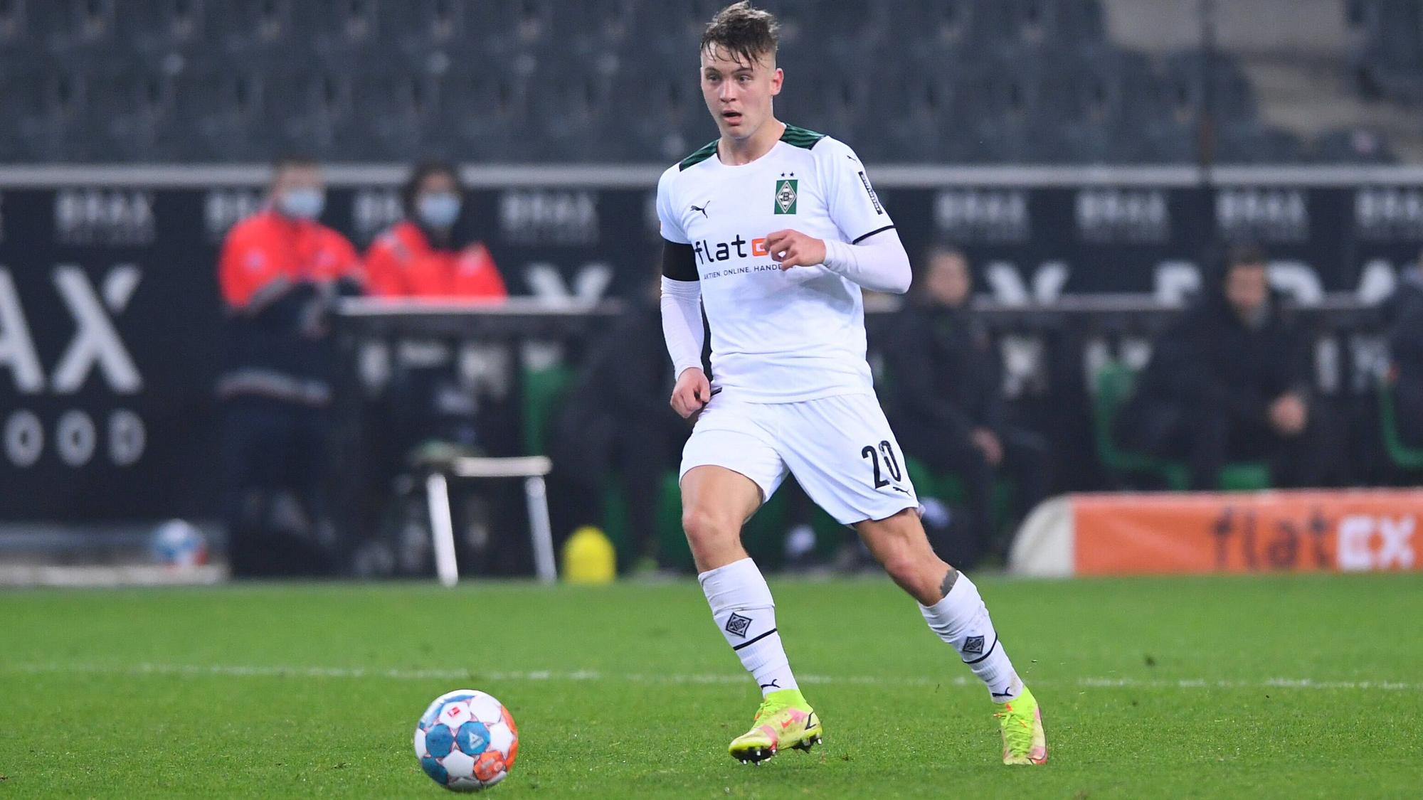 Luca Netz von Fußball-Bundesligist Borussia Mönchengladbach soll das Interesse von Manchester United geweckt haben. Auf diesem Foto ist das Top-Talent am 15. Dezember 2020 im Borussia-Park zu sehen. Netz treibt den Ball auf dem Spielfeld nach vorne.