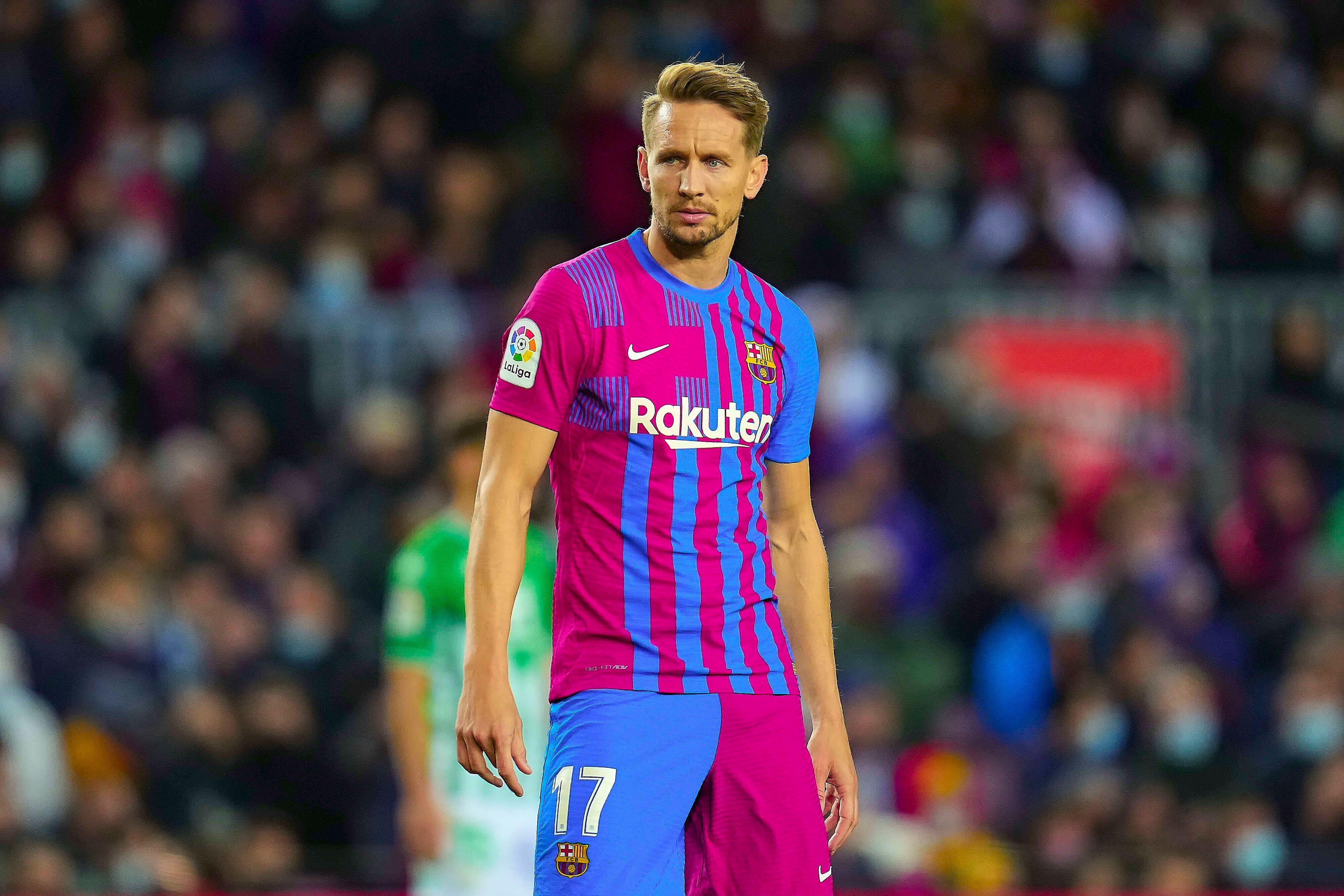 Luuk de Jong, ehemaliger Spieler von Fußball-Bundesligist Borussia Mönchengladbach, soll den FC Barcelona wieder verlassen. Auf diesem Foto ist der Stürmer am 4. Dezember 2021 zu sehen. De Jong schaut konzentriert auf das Spielgeschehen.