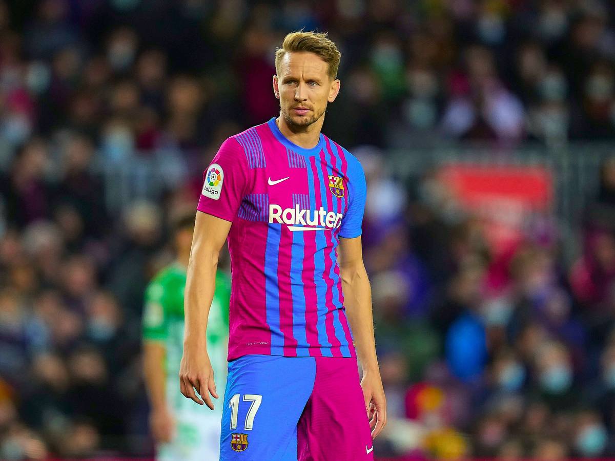 Luuk de Jong, ehemaliger Spieler von Fußball-Bundesligist Borussia Mönchengladbach, soll den FC Barcelona wieder verlassen. Auf diesem Foto ist der Stürmer am 4. Dezember 2021 zu sehen. De Jong schaut konzentriert auf das Spielgeschehen.