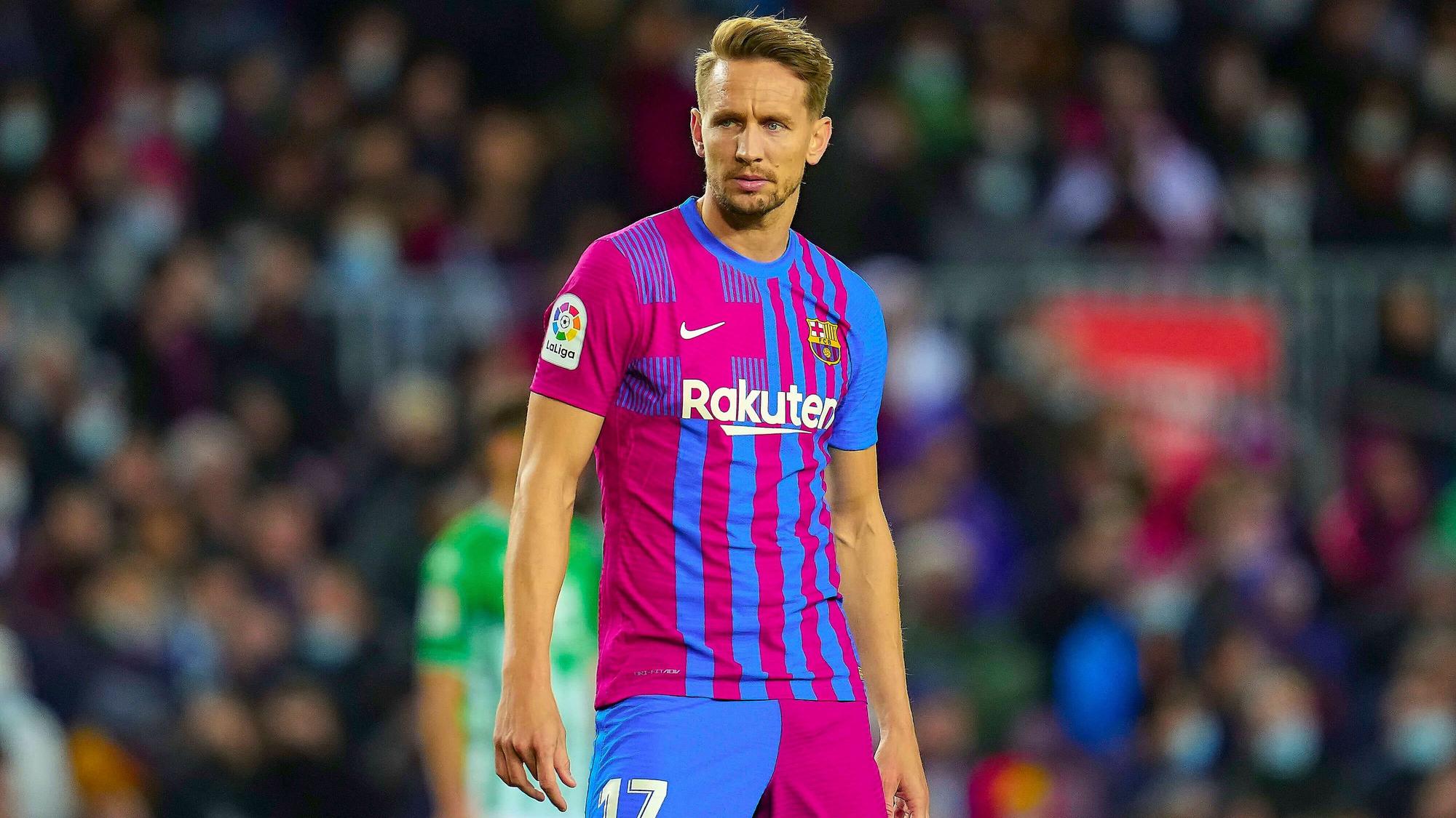 Luuk de Jong, ehemaliger Spieler von Fußball-Bundesligist Borussia Mönchengladbach, soll den FC Barcelona wieder verlassen. Auf diesem Foto ist der Stürmer am 4. Dezember 2021 zu sehen. De Jong schaut konzentriert auf das Spielgeschehen.