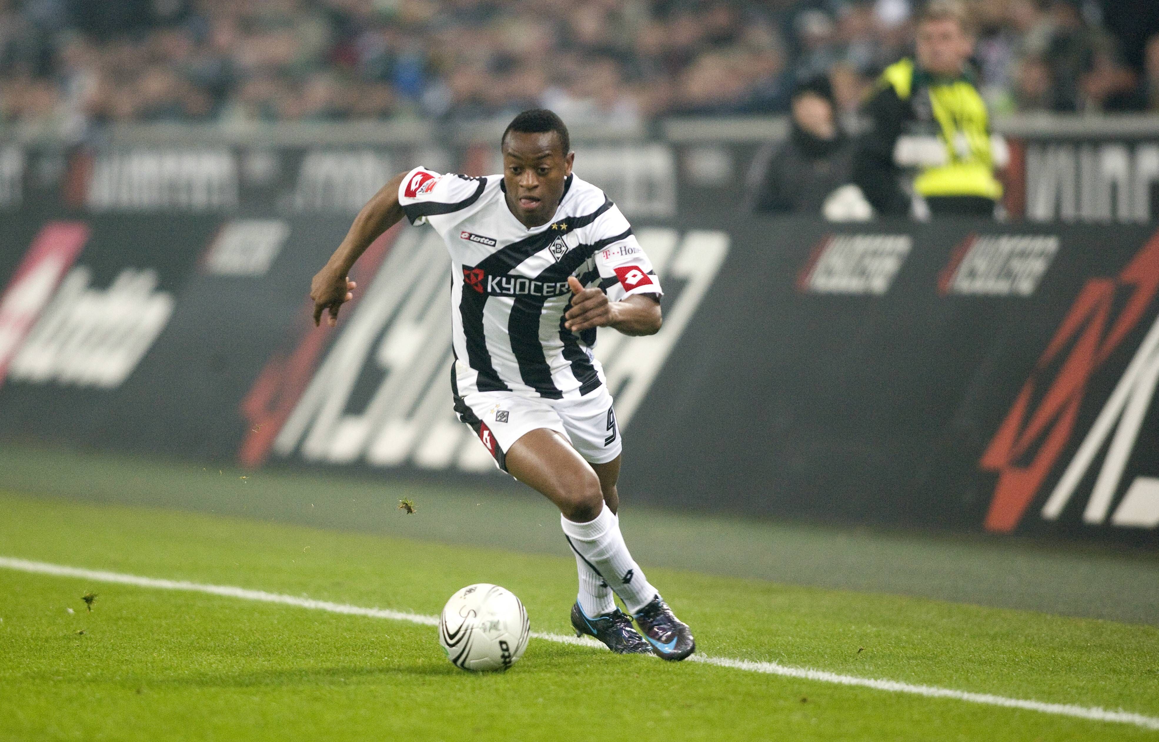 Nando Rafael im Trikot von Borussia Mönchengladbach. Dieses Foto zeigt den Angreifer am 18. Februar 2008 im Borussia-Park. Rafael läuft mit dem Ball am Fuß über das Spielfeld.
