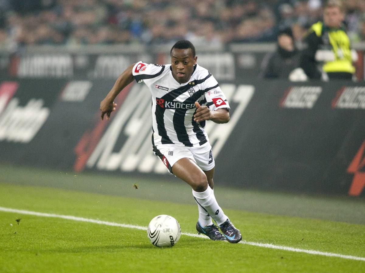 Nando Rafael im Trikot von Borussia Mönchengladbach. Dieses Foto zeigt den Angreifer am 18. Februar 2008 im Borussia-Park. Rafael läuft mit dem Ball am Fuß über das Spielfeld.