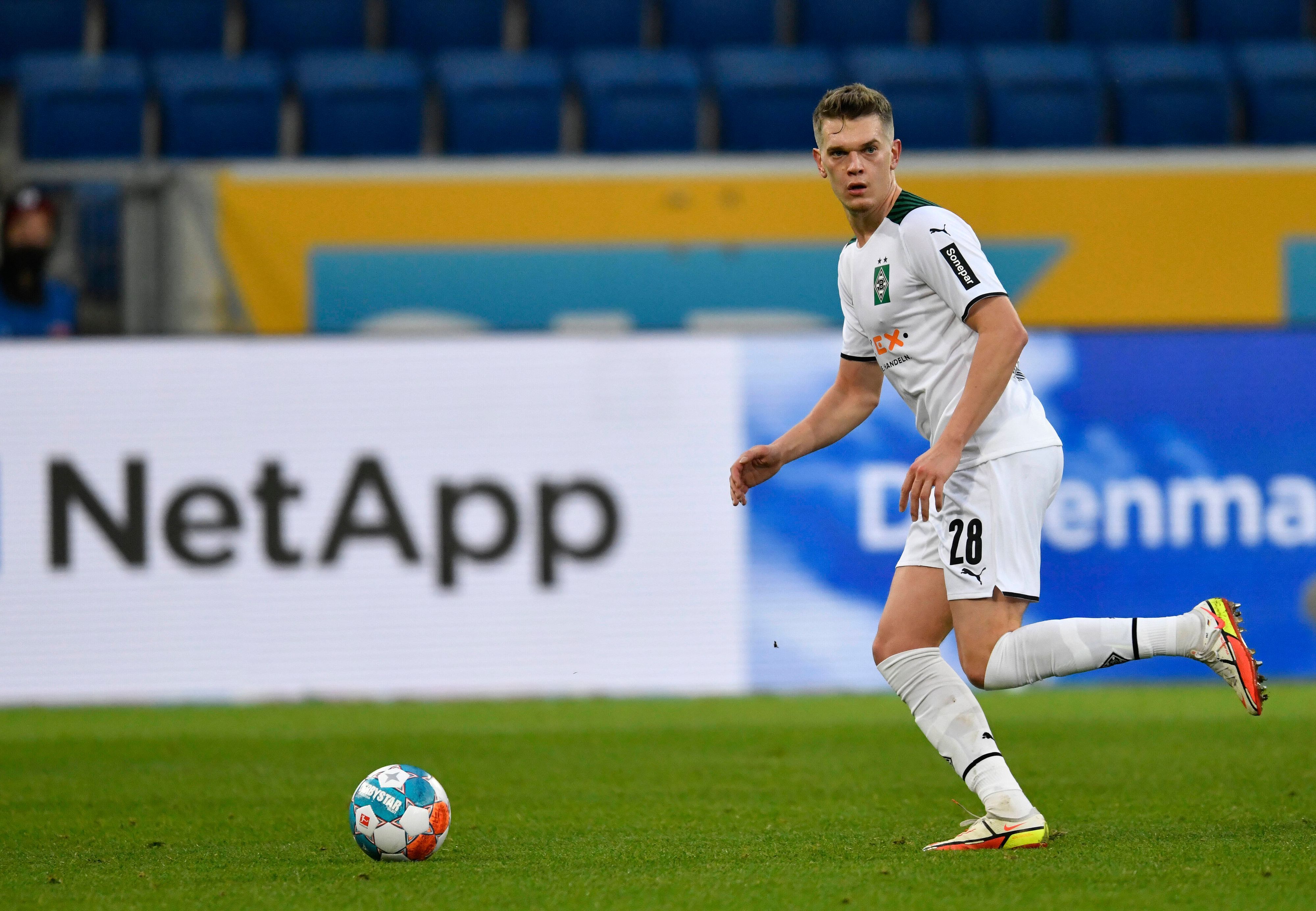 Nationalverteidiger Matthias Ginter von Borussia Mönchengladbach, hier zu sehen am 18. Dezember 2021 im Bundesligaspiel bei 1899 Hoffenheim. Ginter hat den Ball vor sich und schaut nach vorne.