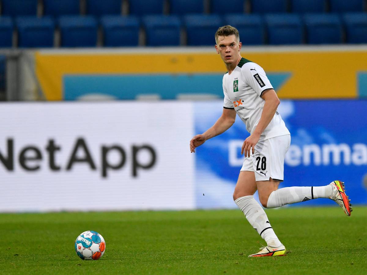 Nationalverteidiger Matthias Ginter von Borussia Mönchengladbach, hier zu sehen am 18. Dezember 2021 im Bundesligaspiel bei 1899 Hoffenheim. Ginter hat den Ball vor sich und schaut nach vorne.