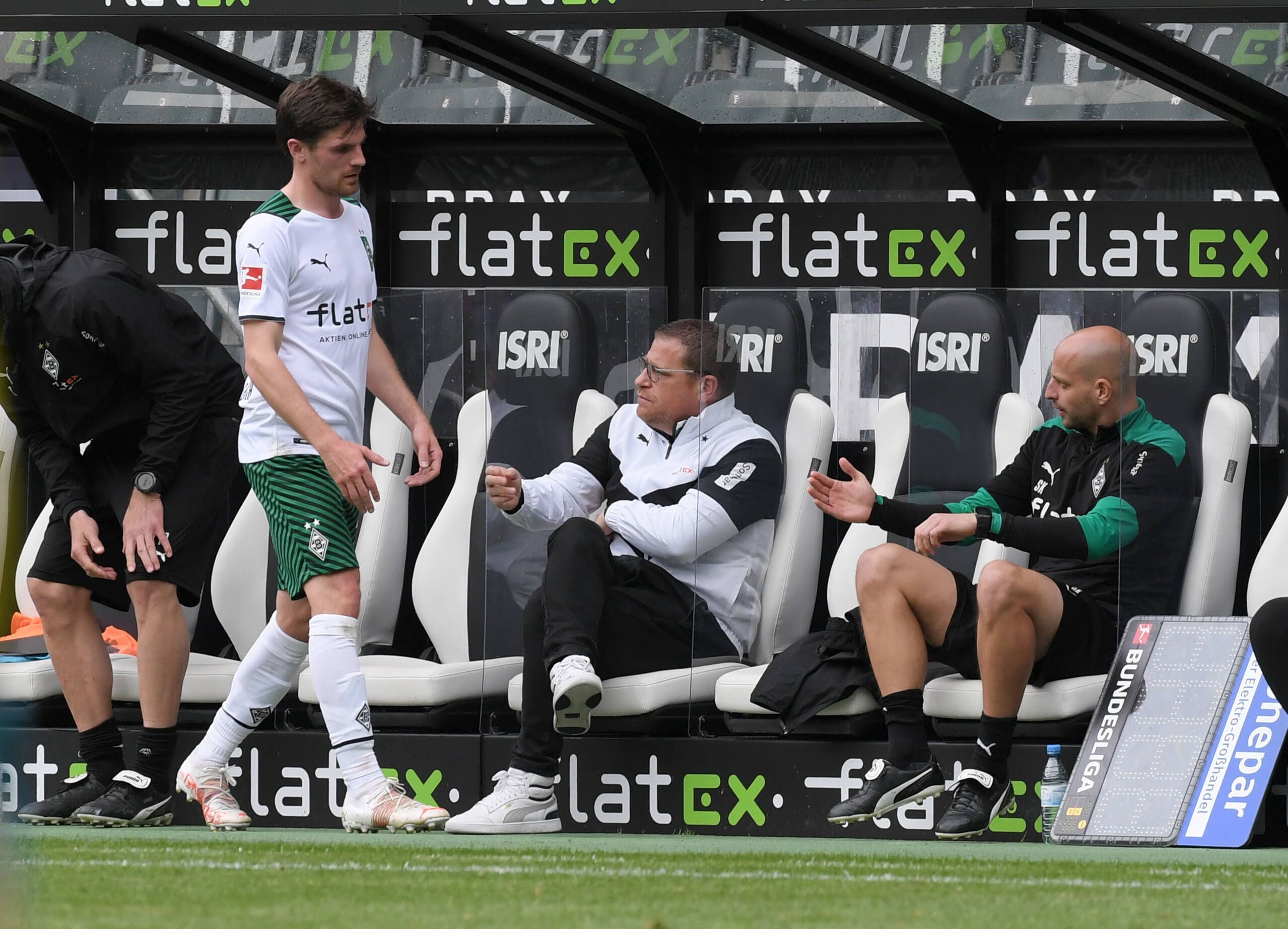 Jonas Hofmann (Borussia Moenchengladbach), li., klatscht Manager Max Eberl (Borussia Moenchengladbach) ab 15.05.2021