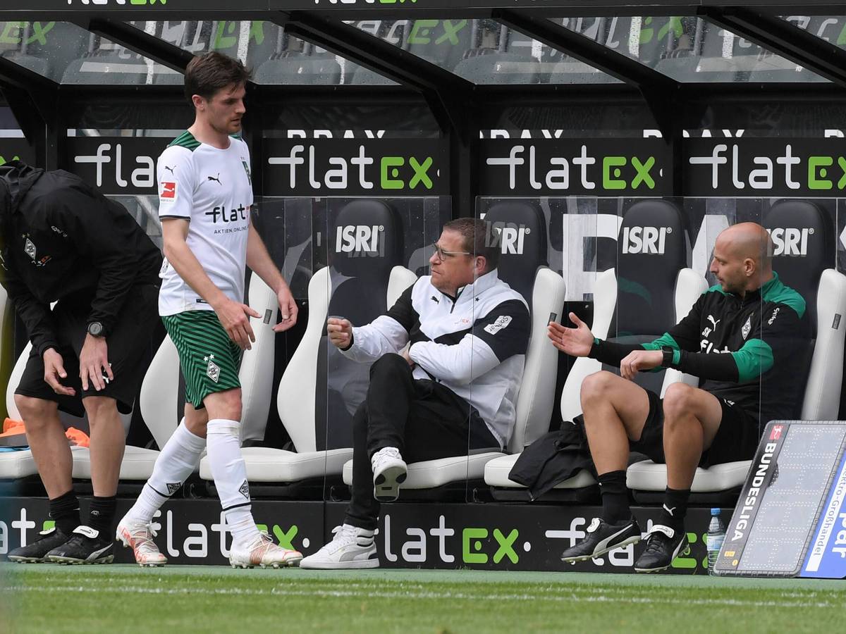 Jonas Hofmann (Borussia Moenchengladbach), li., klatscht Manager Max Eberl (Borussia Moenchengladbach) ab 15.05.2021