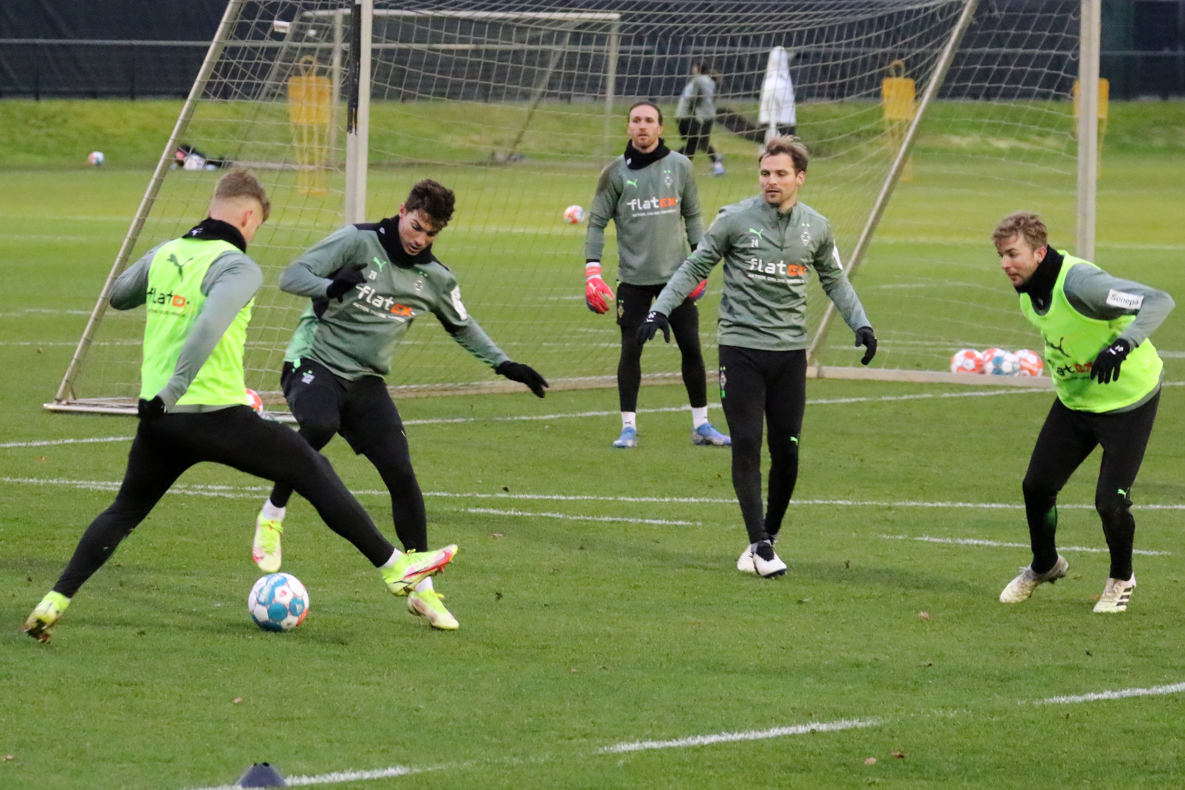 Luca Netz, Joe Scally, Tony Jantschke, Christoph Kramer und Tobias Sippel bei einer Trainingseinheit von Borussia Mönchengladbach am 13.12.2021 mit Ball auf dem PLatz im Borussia-Park.