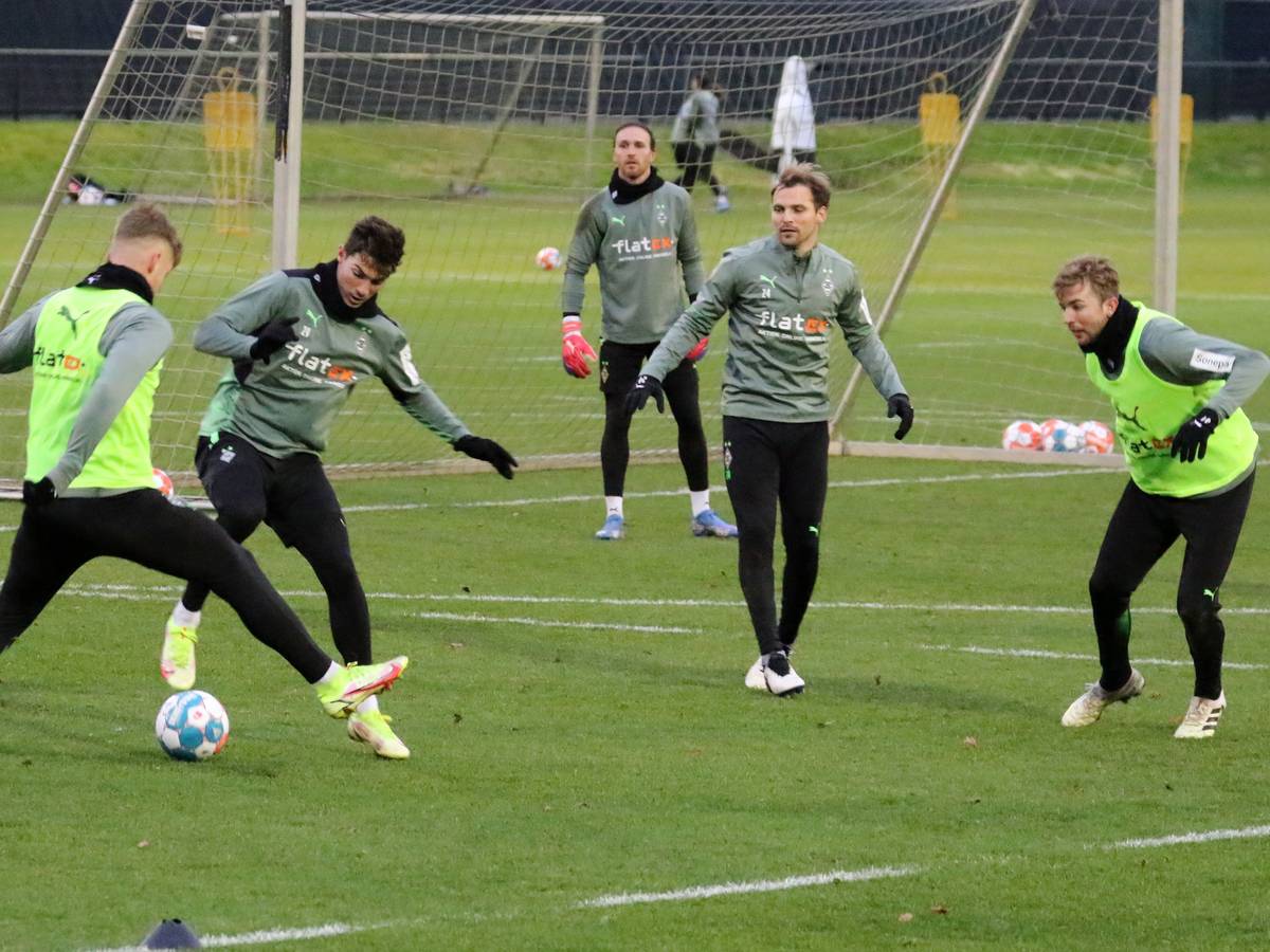 Luca Netz, Joe Scally, Tony Jantschke, Christoph Kramer und Tobias Sippel bei einer Trainingseinheit von Borussia Mönchengladbach am 13.12.2021 mit Ball auf dem PLatz im Borussia-Park.
