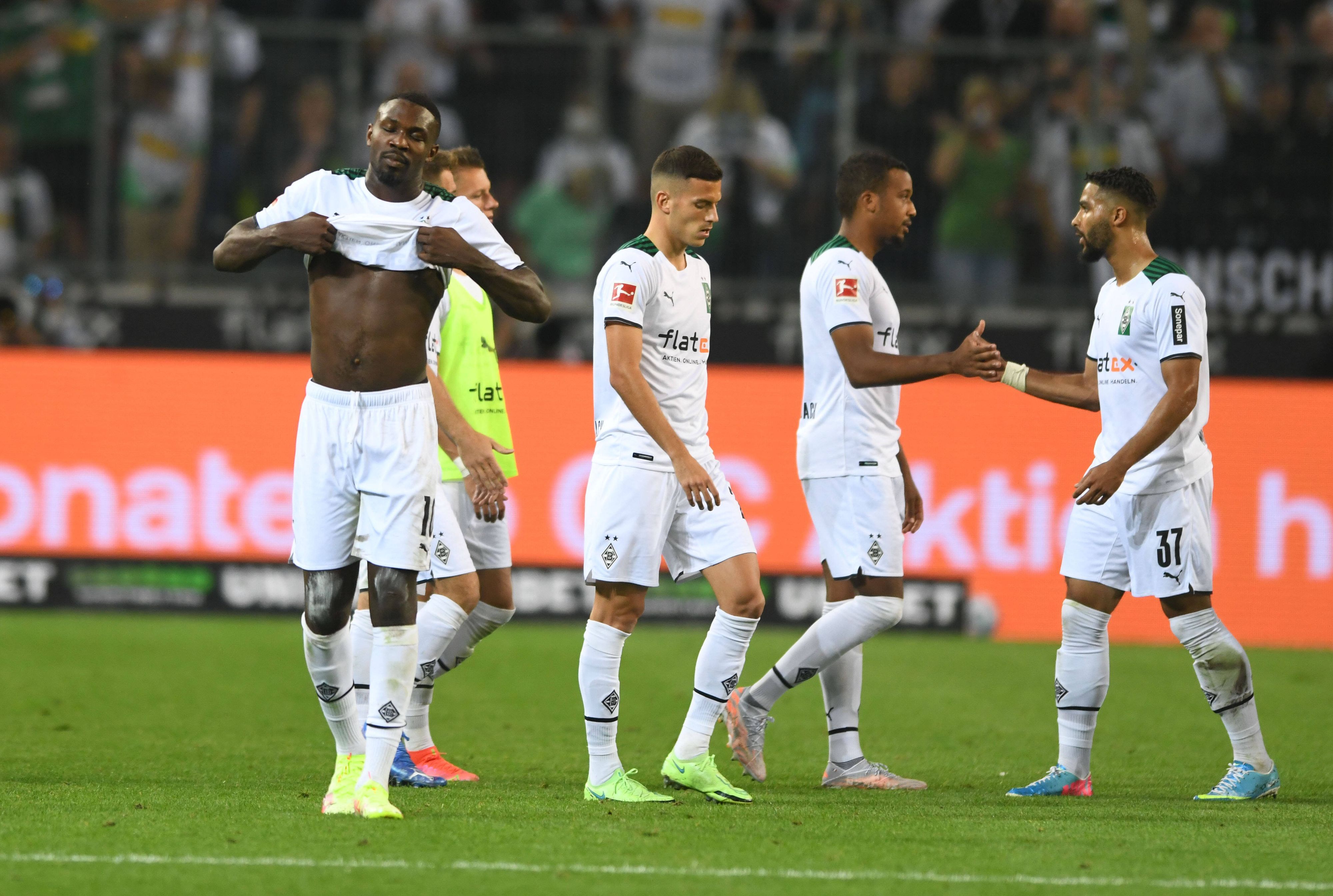 Enttäuschte Spieler von Borussia Mönchengladbach nach dem Schlusspfiff: Marcus Thuram, Hannes Wolf, Laszlo Benes, Alassane Plea und Keanan Bennetts (v.l.n.r.). Dieses Foto aus dem Borussia-Park stammt vom 13. August 2021. Plea klatscht Bennetts ab.