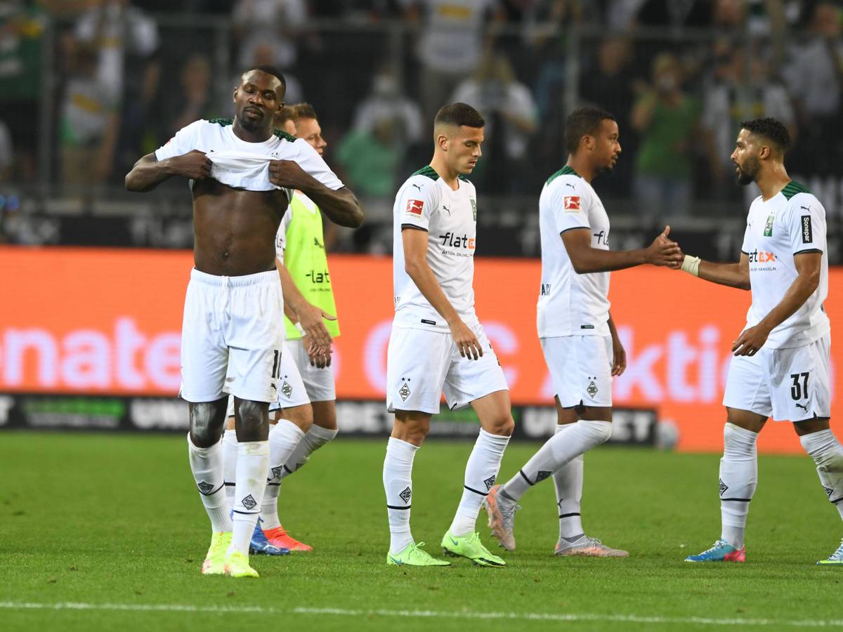 Enttäuschte Spieler von Borussia Mönchengladbach nach dem Schlusspfiff: Marcus Thuram, Hannes Wolf, Laszlo Benes, Alassane Plea und Keanan Bennetts (v.l.n.r.). Dieses Foto aus dem Borussia-Park stammt vom 13. August 2021. Plea klatscht Bennetts ab.