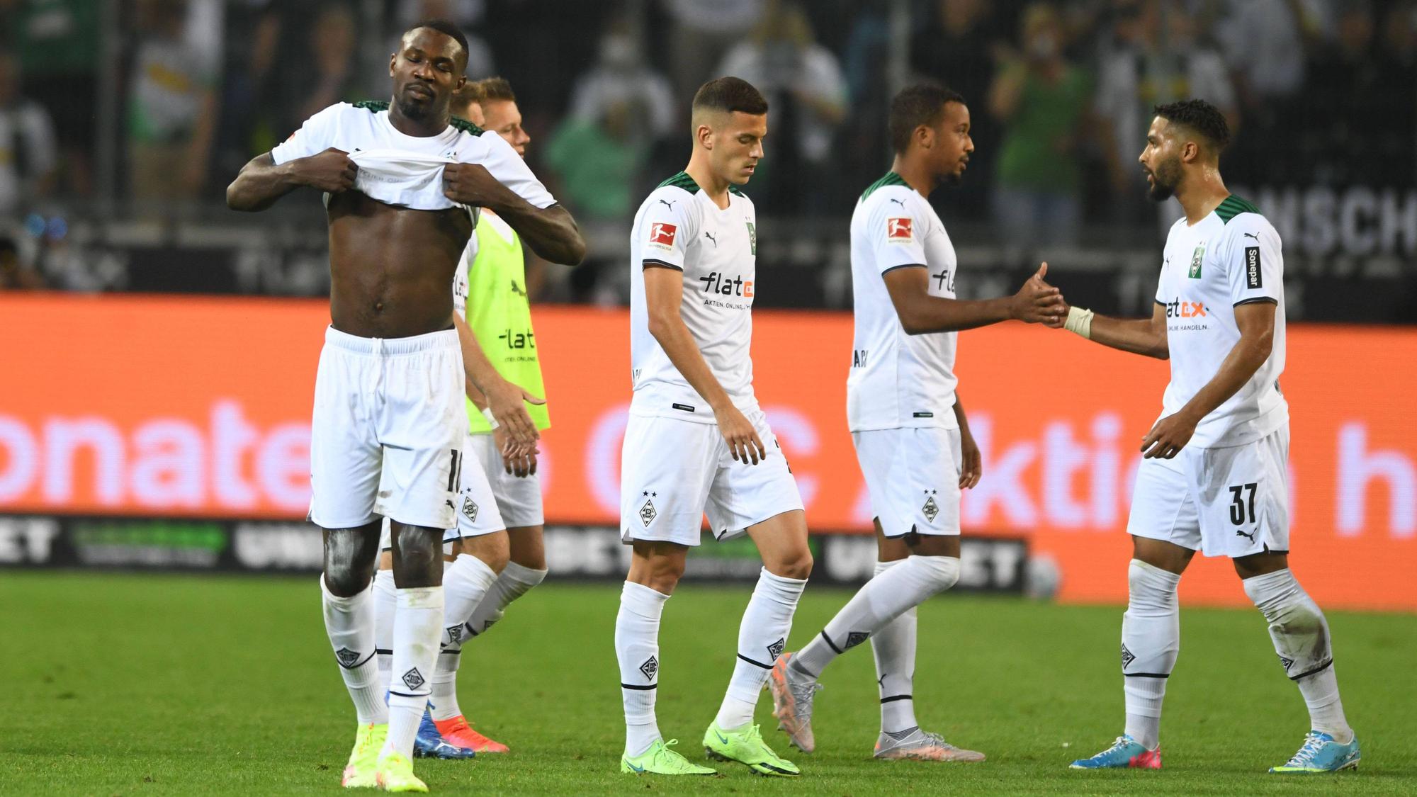 Enttäuschte Spieler von Borussia Mönchengladbach nach dem Schlusspfiff: Marcus Thuram, Hannes Wolf, Laszlo Benes, Alassane Plea und Keanan Bennetts (v.l.n.r.). Dieses Foto aus dem Borussia-Park stammt vom 13. August 2021. Plea klatscht Bennetts ab.