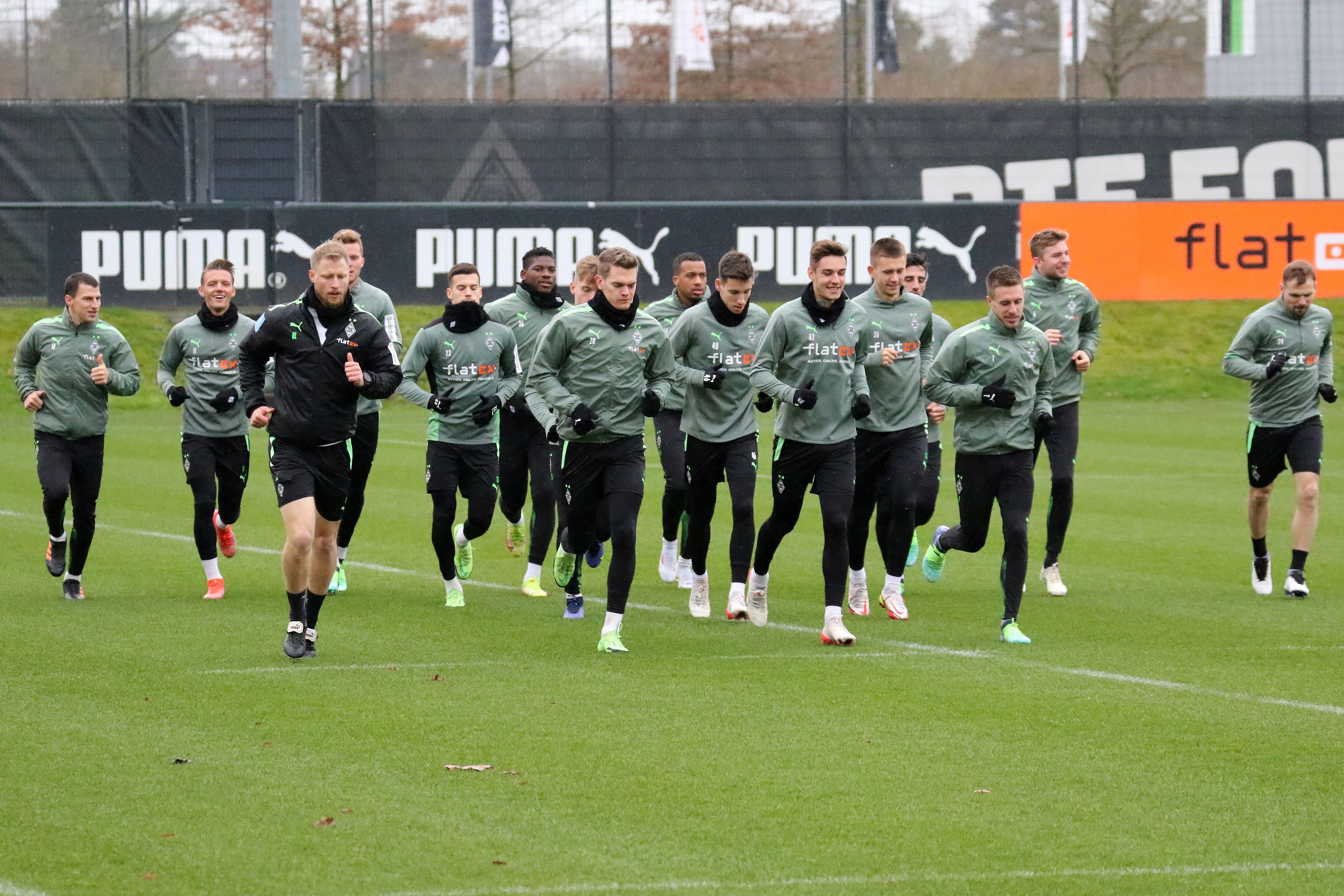 Das Team von Borussia Mönchengladbach läuft sich warm beim Auftakttraining der Rückrunde am 29. Dezember 2021.