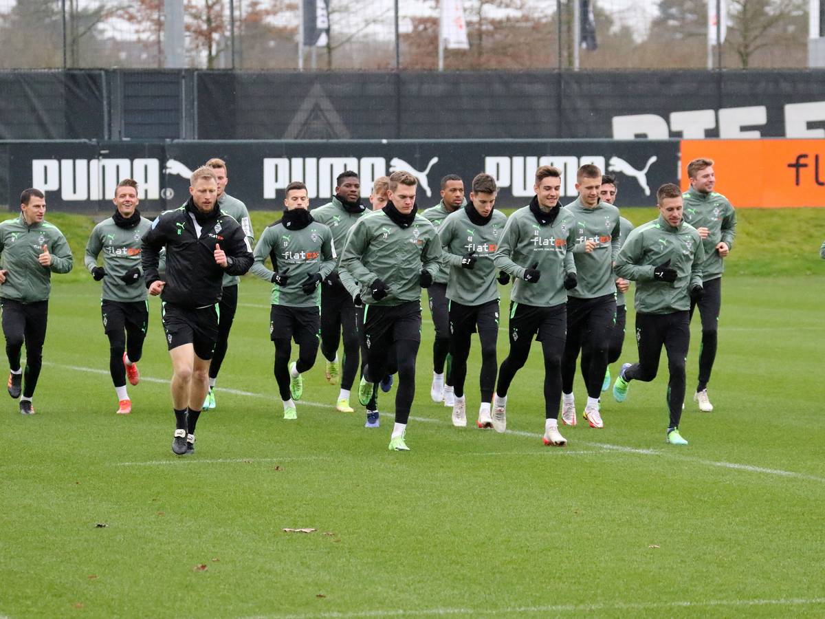 Das Team von Borussia Mönchengladbach läuft sich warm beim Auftakttraining der Rückrunde am 29. Dezember 2021.