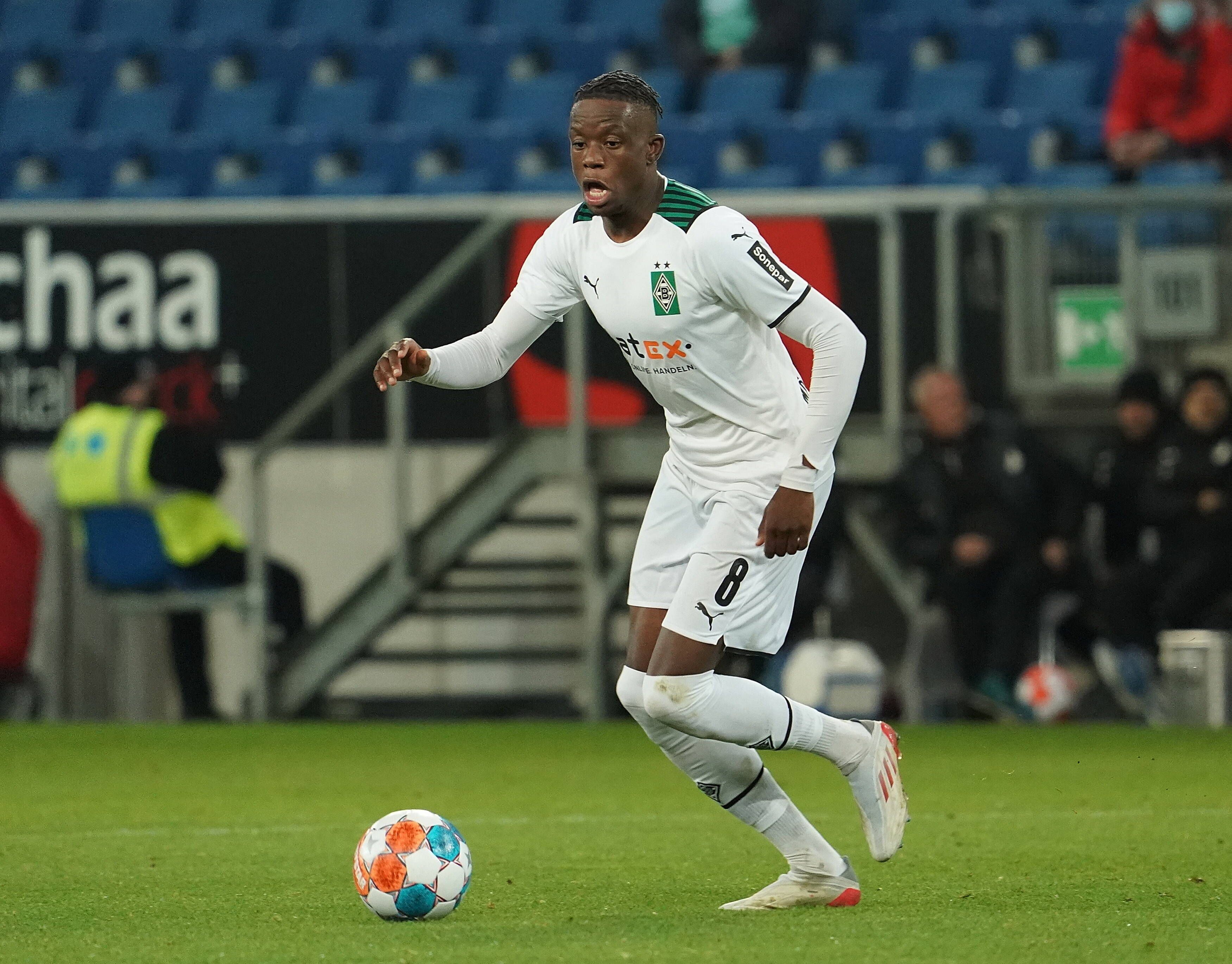 Denis Zakaria von Borussia Mönchengladbach, hier am 18. Dezember 2021, in einer Ballaktion im Duell seines Teams gegen die TSG Hoffenheim 1899.