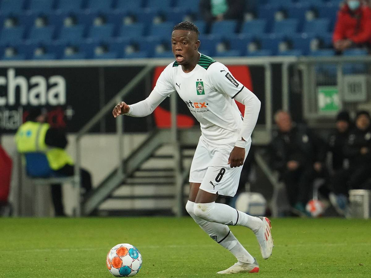 Denis Zakaria von Borussia Mönchengladbach, hier am 18. Dezember 2021, in einer Ballaktion im Duell seines Teams gegen die TSG Hoffenheim 1899.