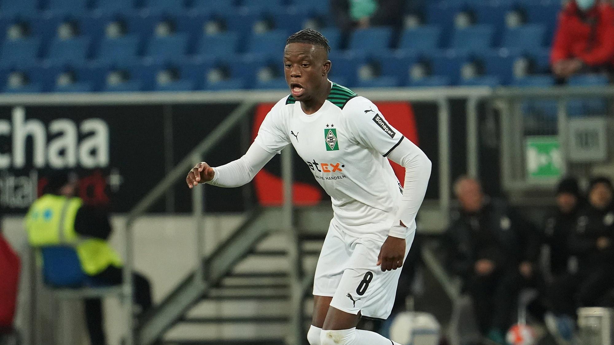 Denis Zakaria von Borussia Mönchengladbach, hier am 18. Dezember 2021, in einer Ballaktion im Duell seines Teams gegen die TSG Hoffenheim 1899.