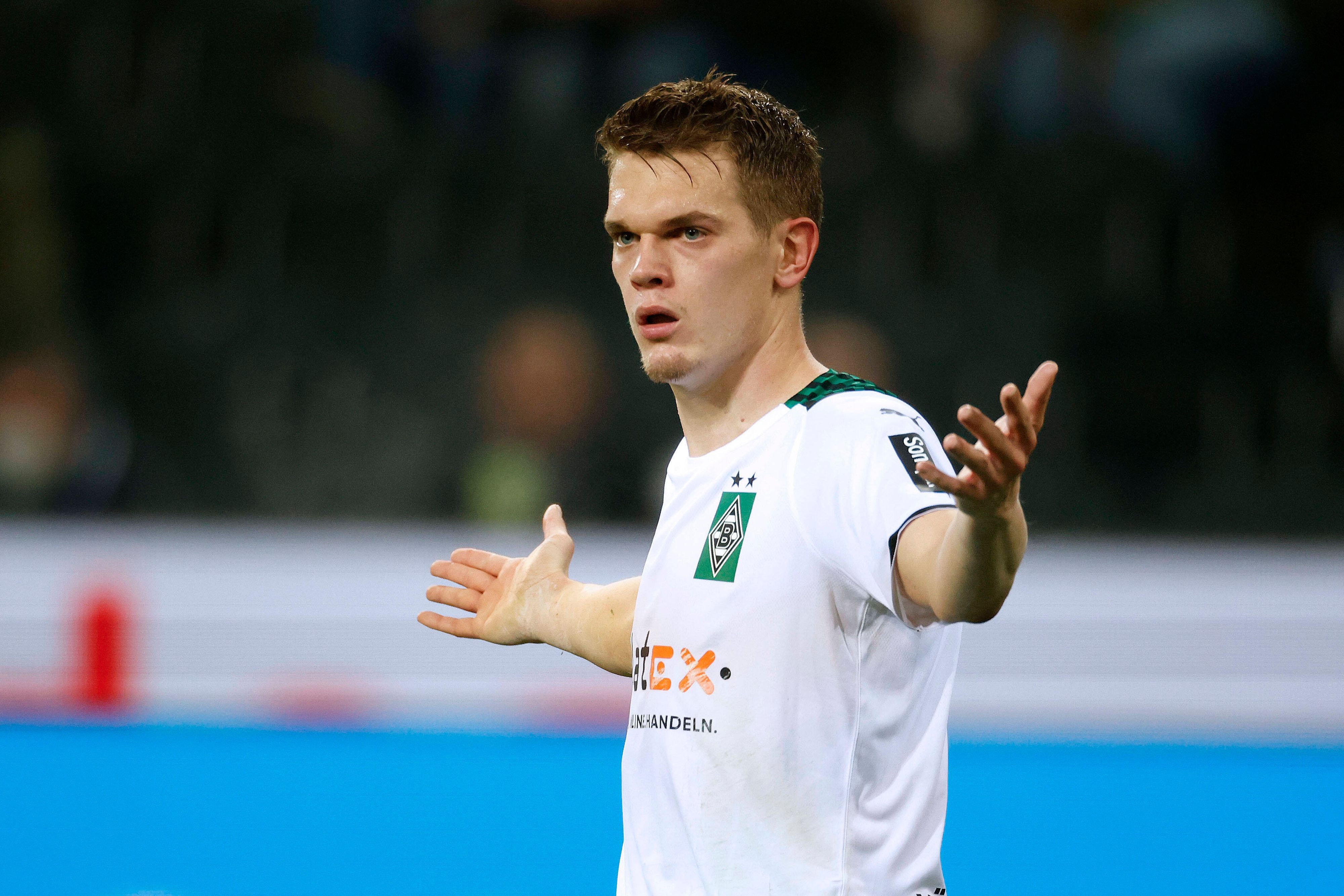 Matthias Ginter von Borussia Mönchengladbach, hier am 31. Oktober 2021, hat die Arme ausgebreitet.